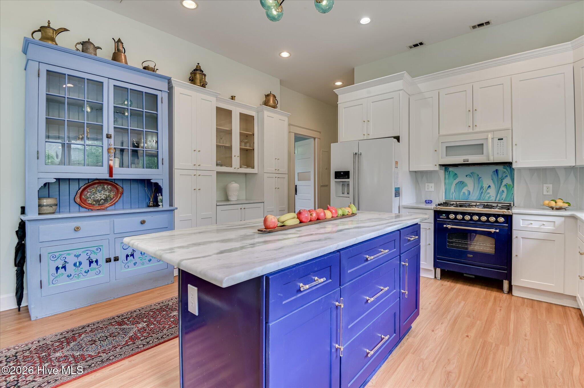 925 Heard Avenue Property Photo 3