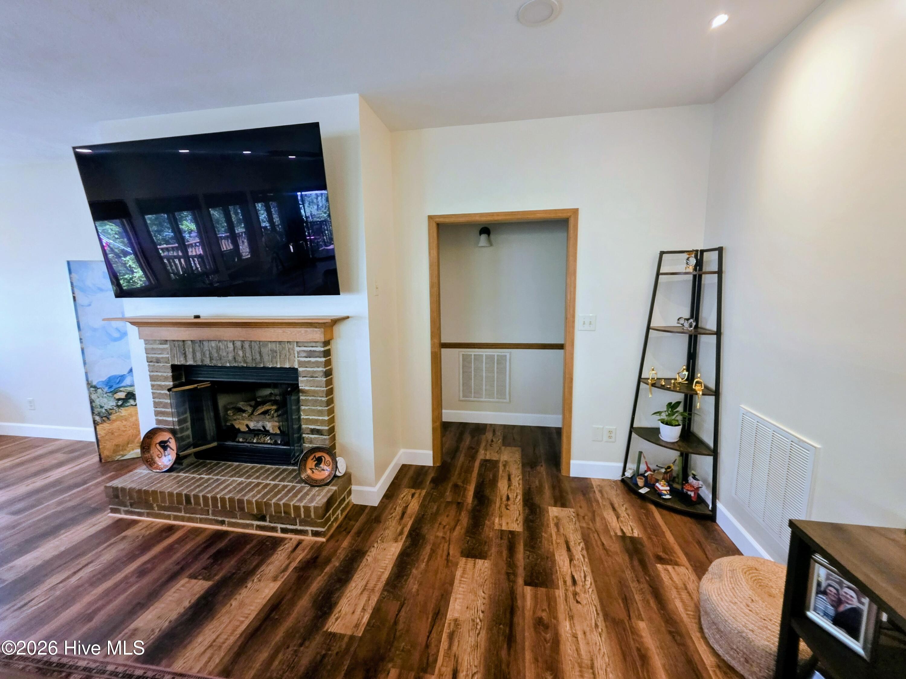 310 Divot Court Property Photo 8