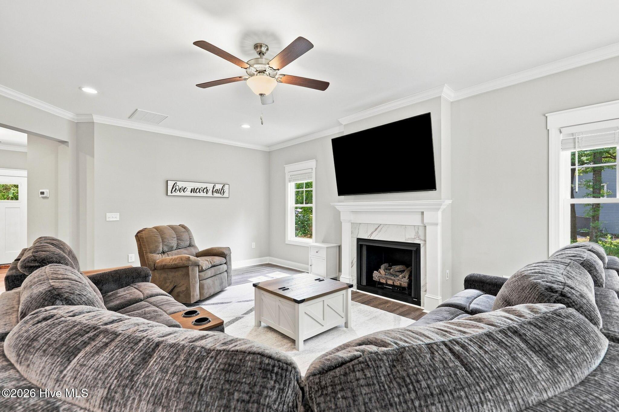 942 Greenbriar Drive Property Photo 11