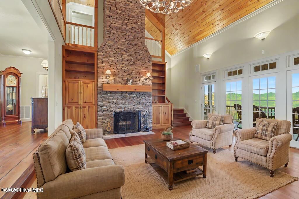 1035 Summit Way Property Photo 3