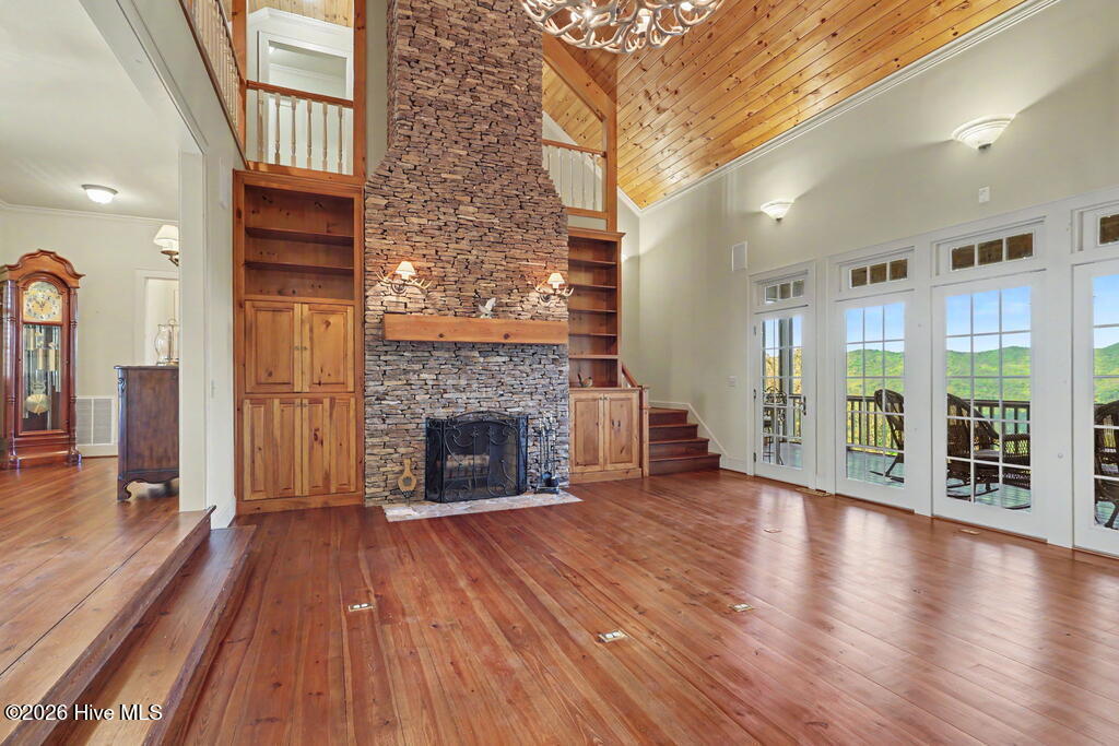 1035 Summit Way Property Photo 4
