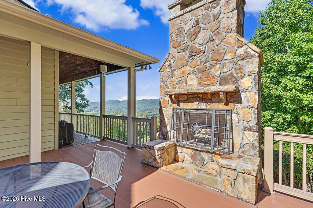1035 Summit Way Property Photo 6