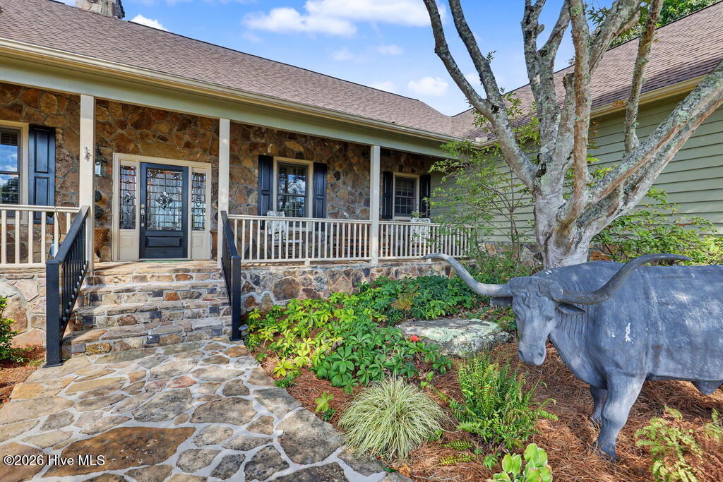 1035 Summit Way Property Photo 8