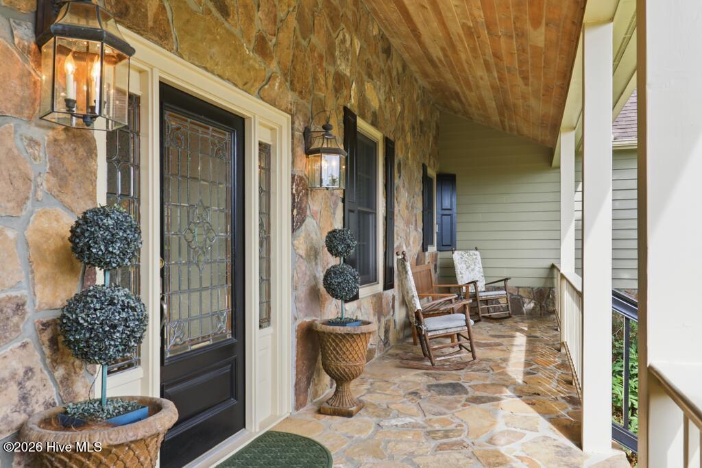 1035 Summit Way Property Photo 9