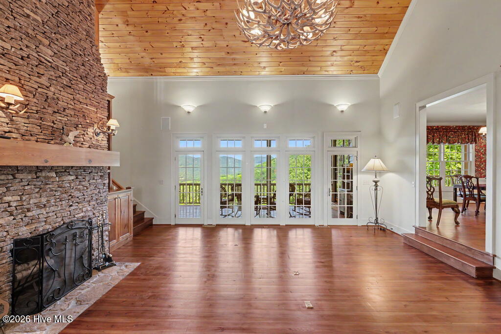 1035 Summit Way Property Photo 11