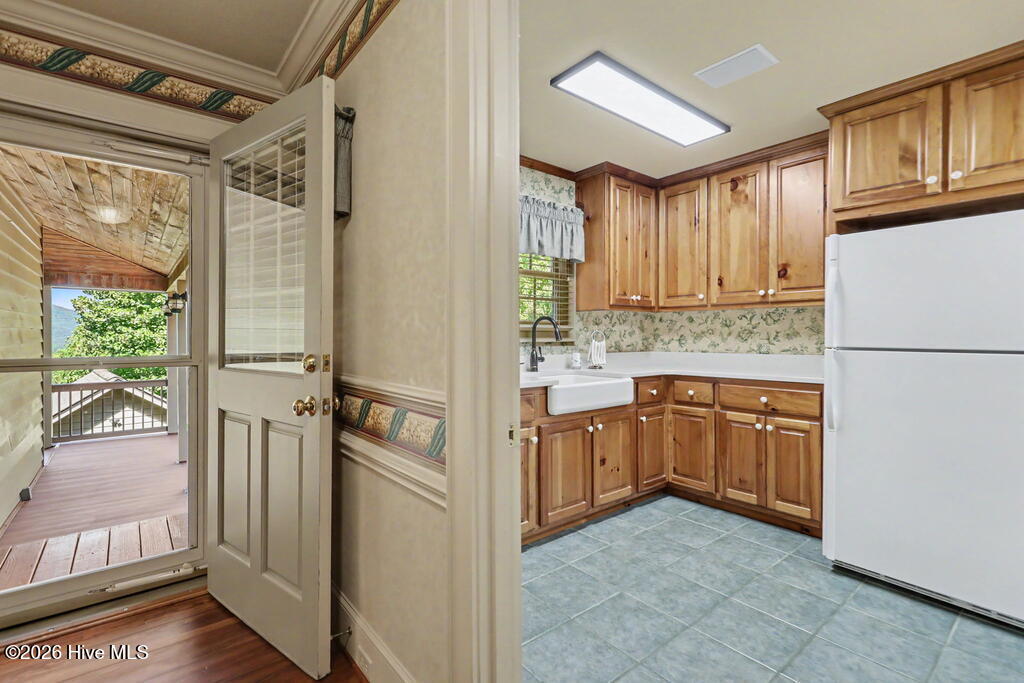 1035 Summit Way Property Photo 17