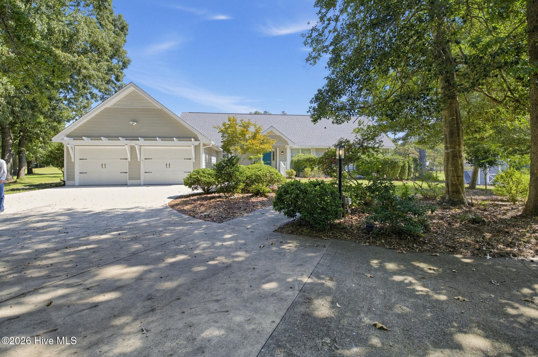711 N Green Tee Road Property Photo 1