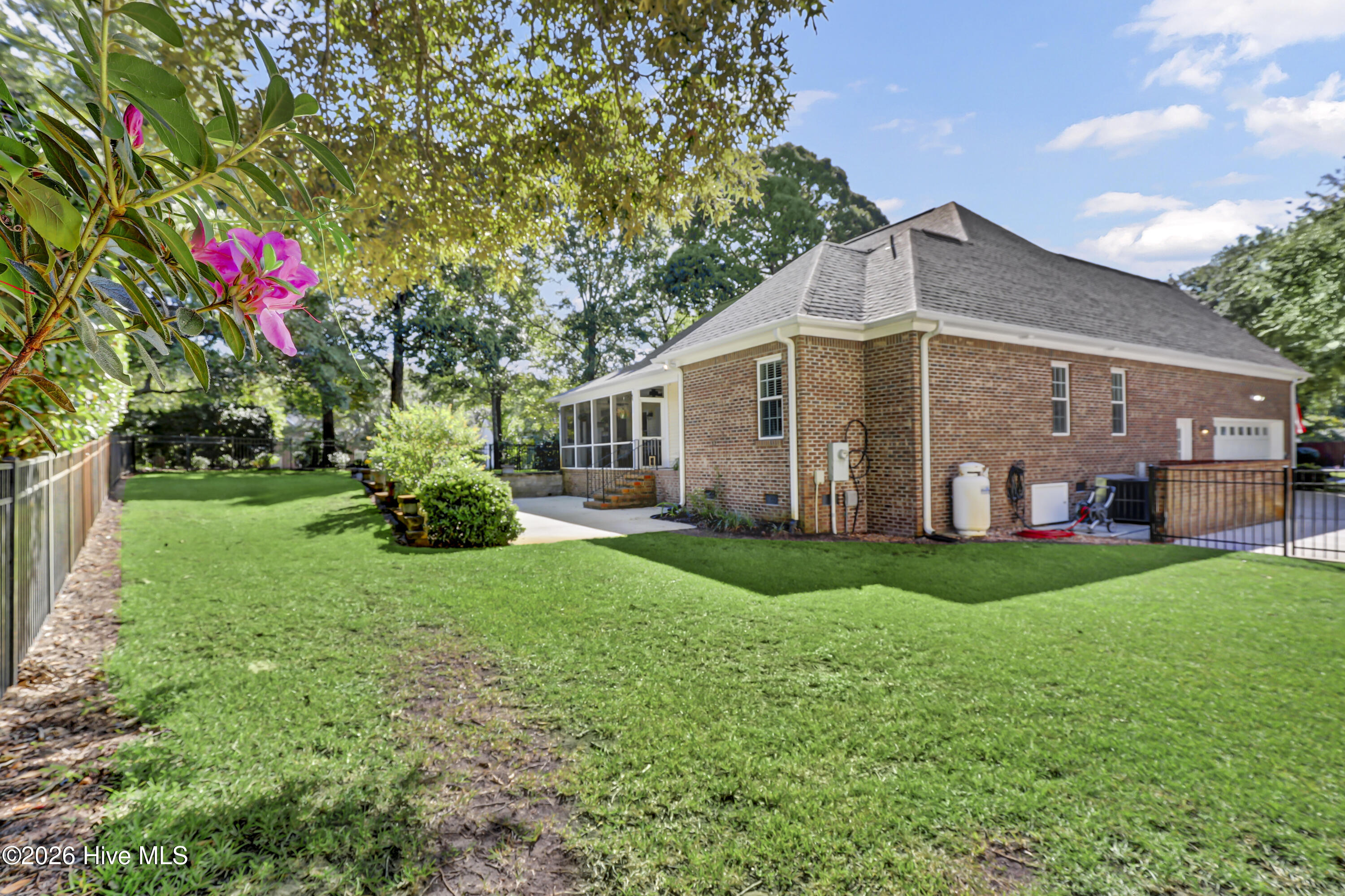 302 Pecan Court Property Photo 9