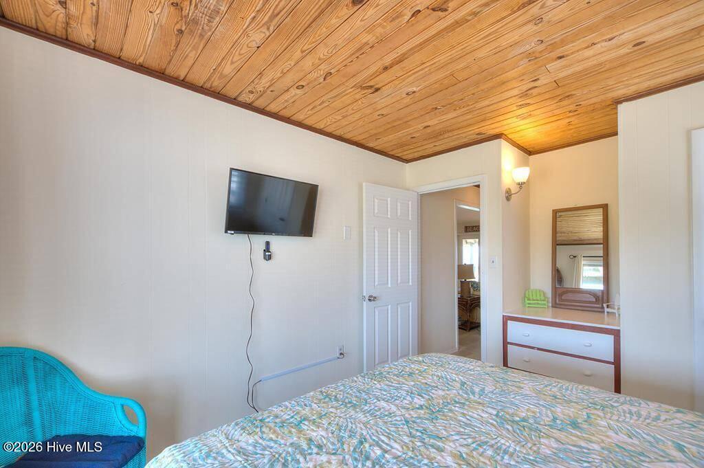 922 E Beach Drive Property Photo 25