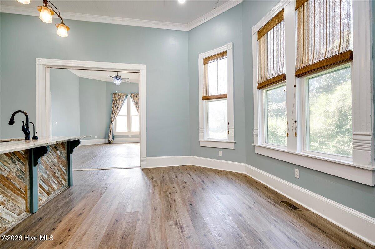 301 W 5th Street Property Photo 7