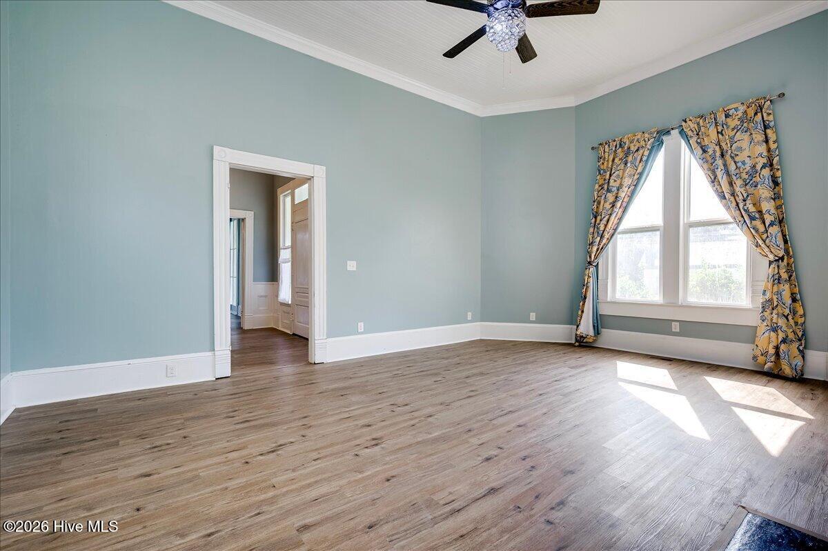 301 W 5th Street Property Photo 16