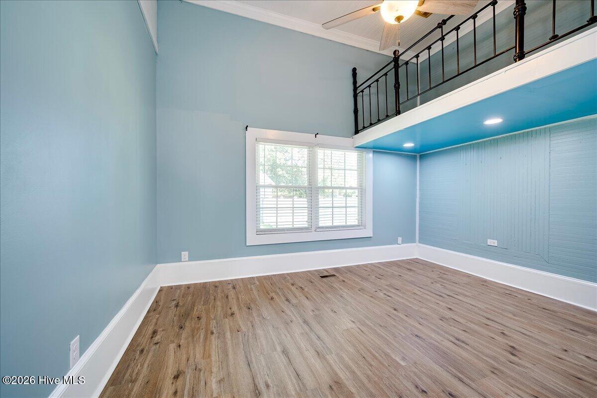 301 W 5th Street Property Photo 32