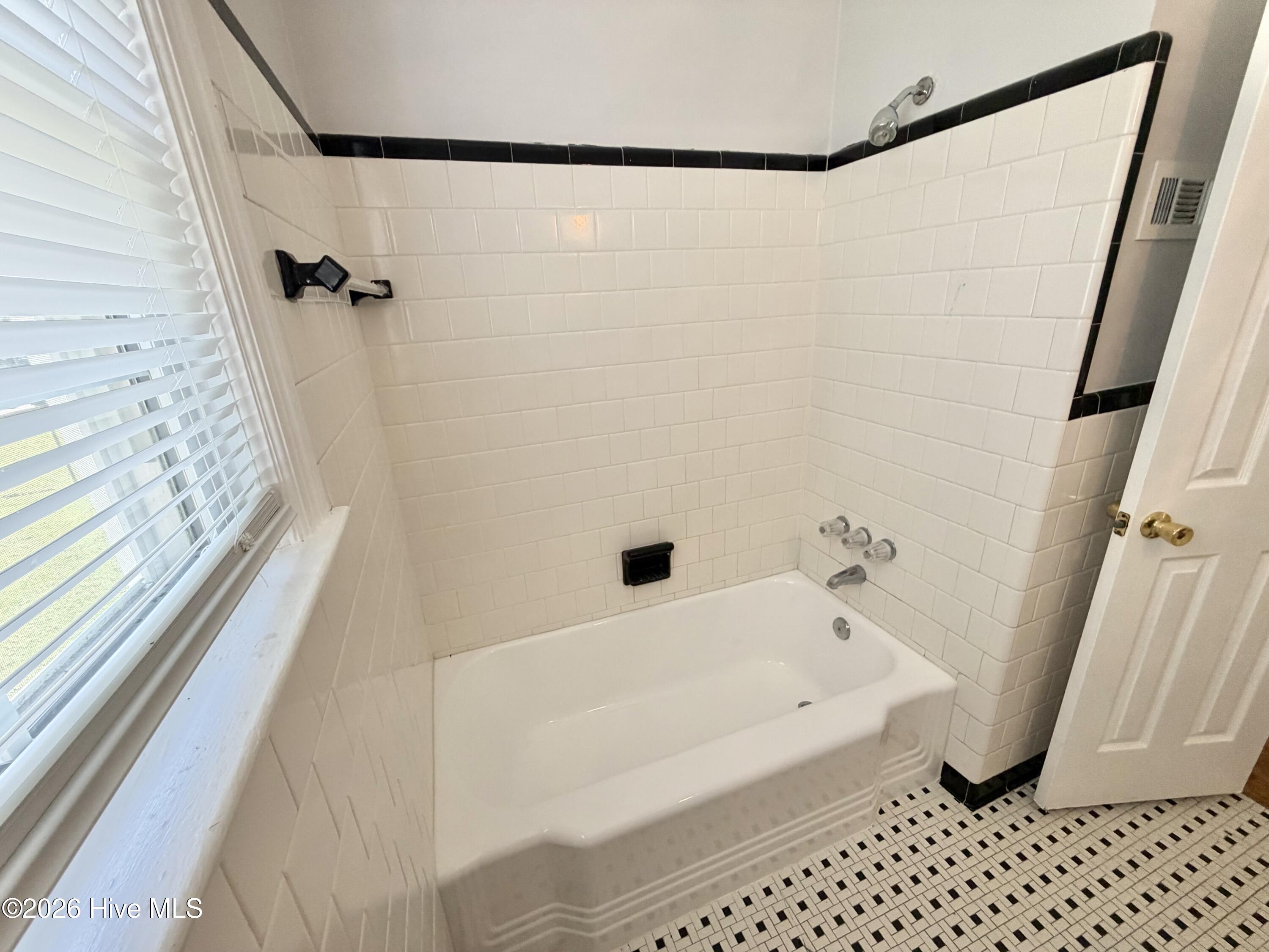 1124 Pitt Street Property Photo 22