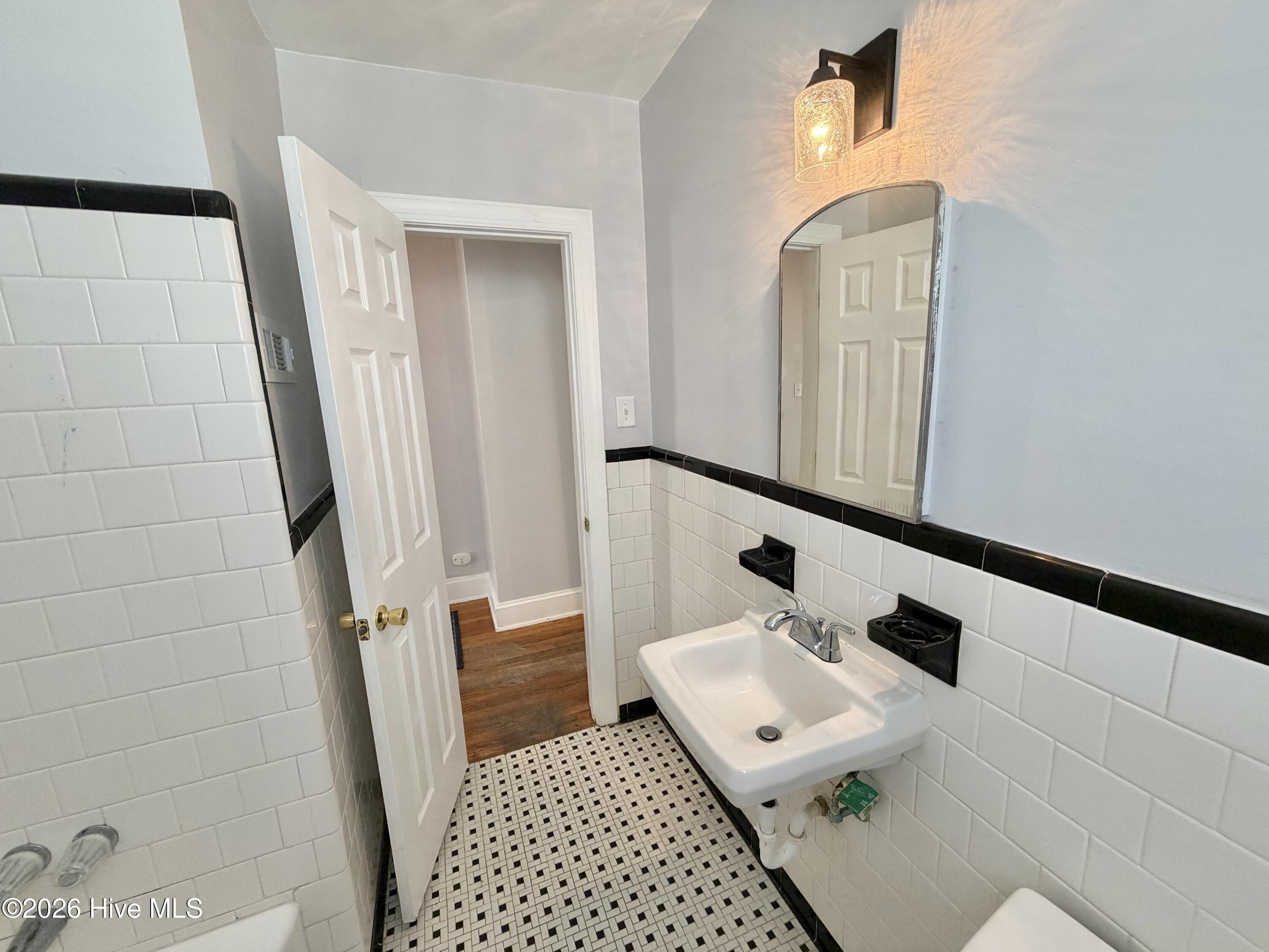 1124 Pitt Street Property Photo 23