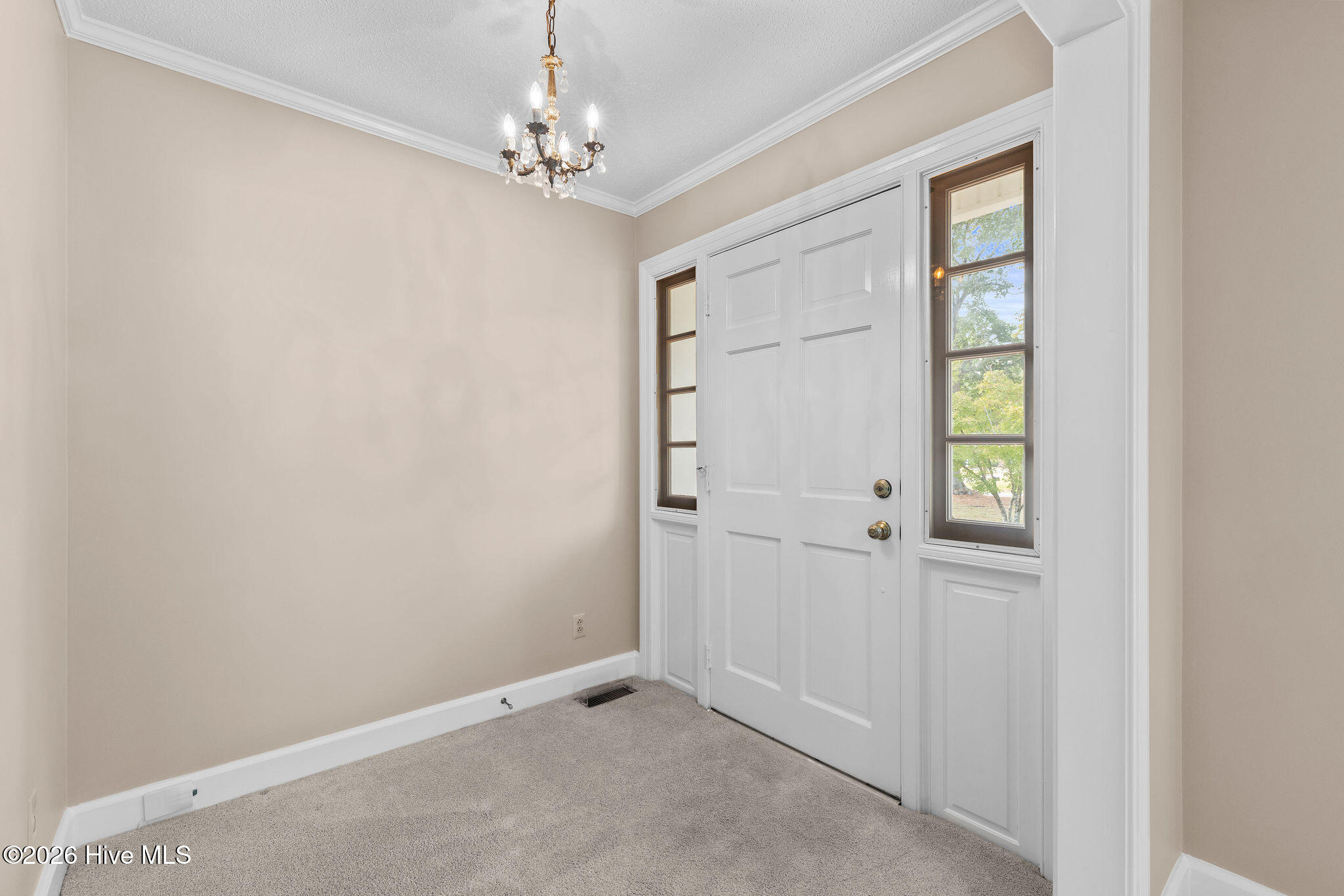 240 S Hillcrest Drive Property Photo 4