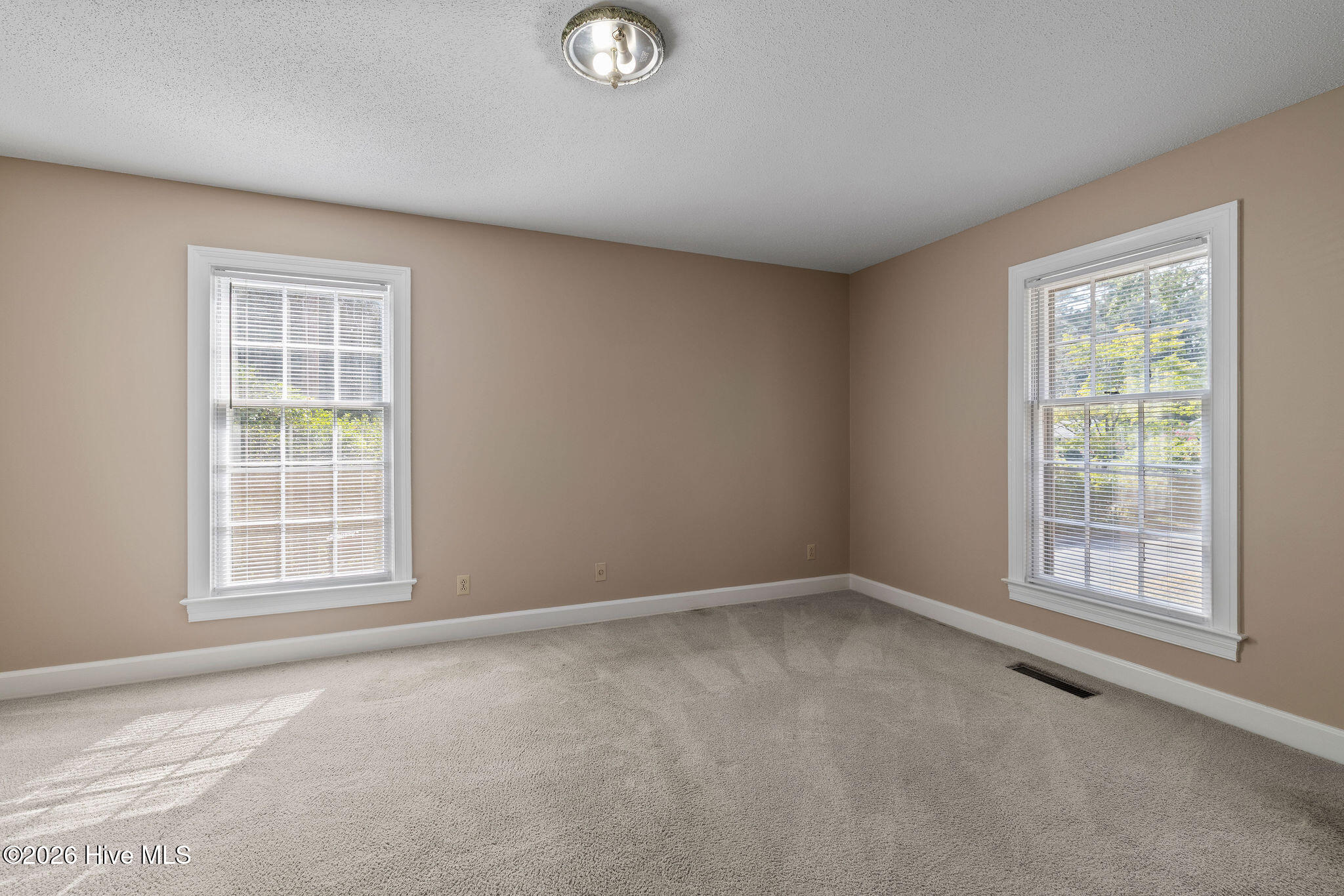 240 S Hillcrest Drive Property Photo 12