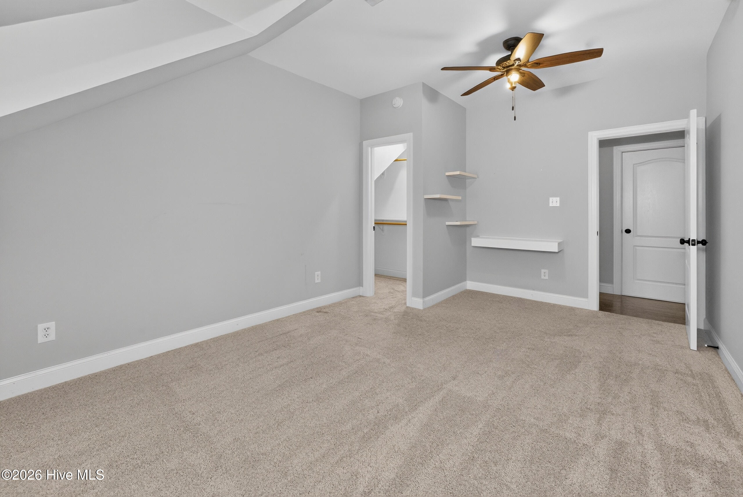 100/102 Sky Way Property Photo 32
