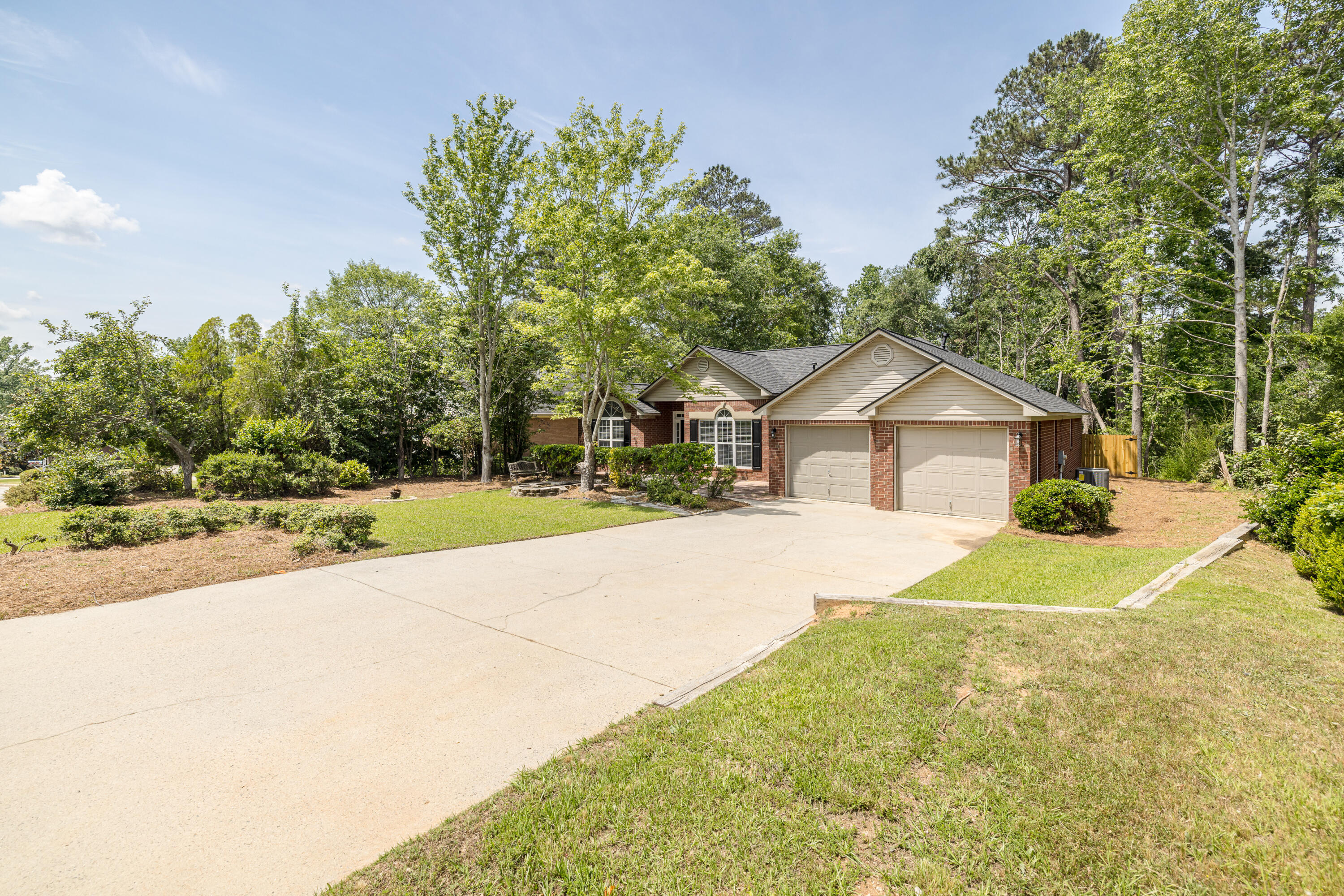 245 Farmington Drive W Property Photo 3