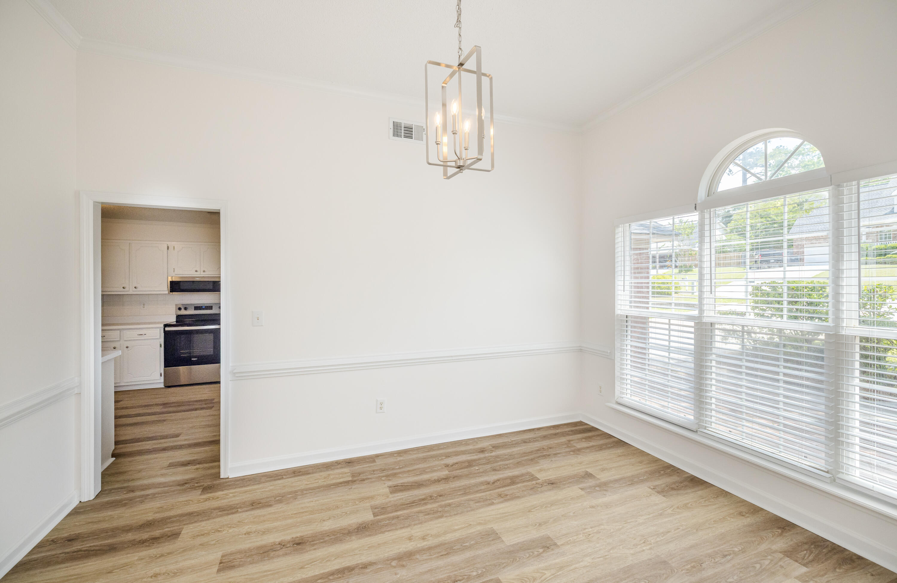 245 Farmington Drive W Property Photo 11