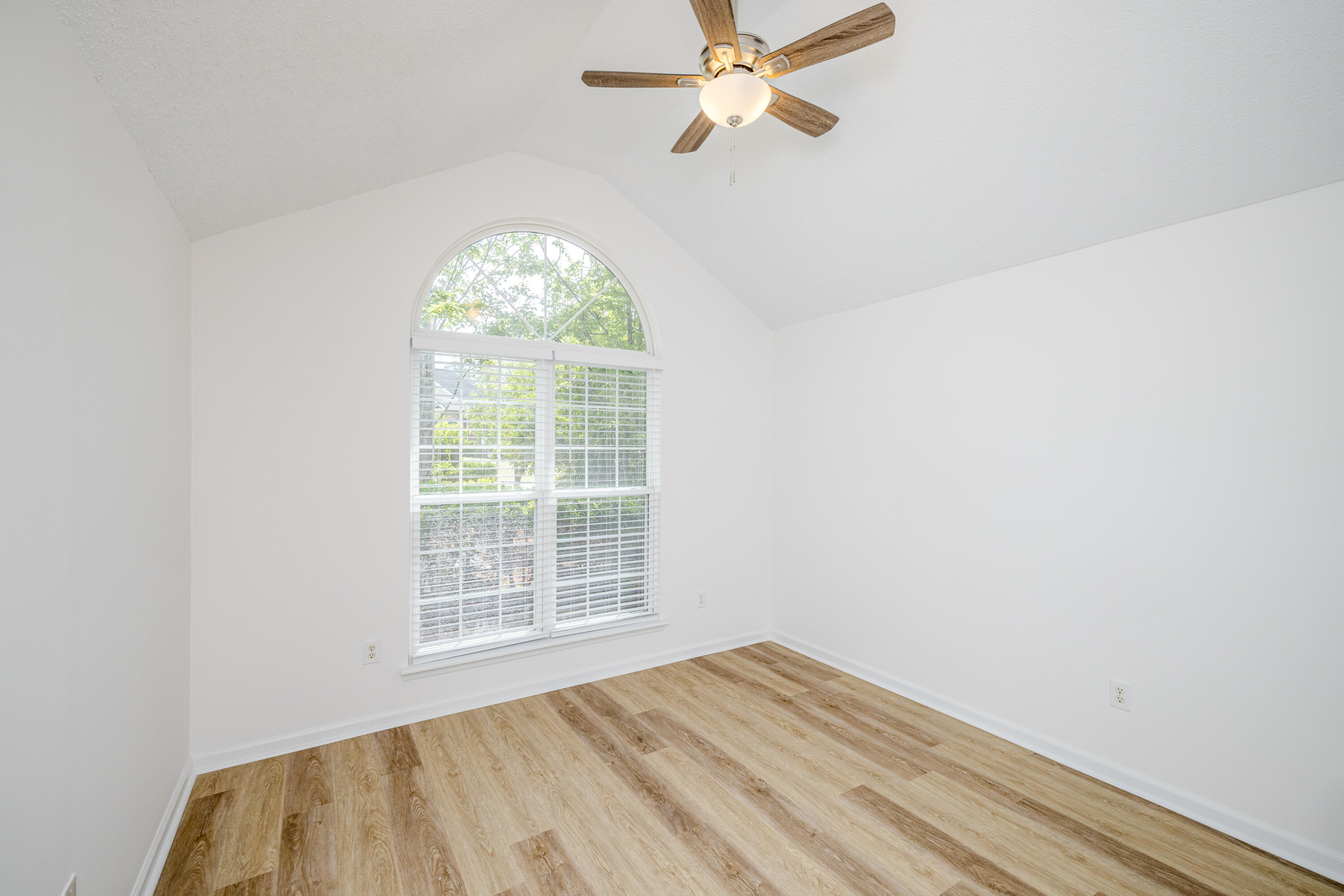 245 Farmington Drive W Property Photo 39