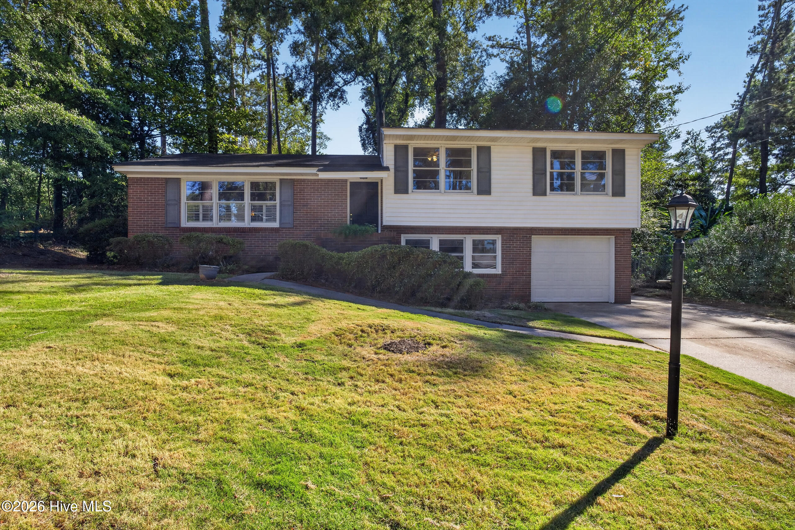 2920 Hampshire Drive Property Photo 2