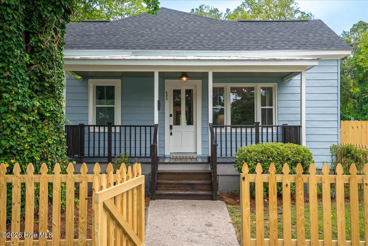 424 Fairfield Street Ne Property Photo 1