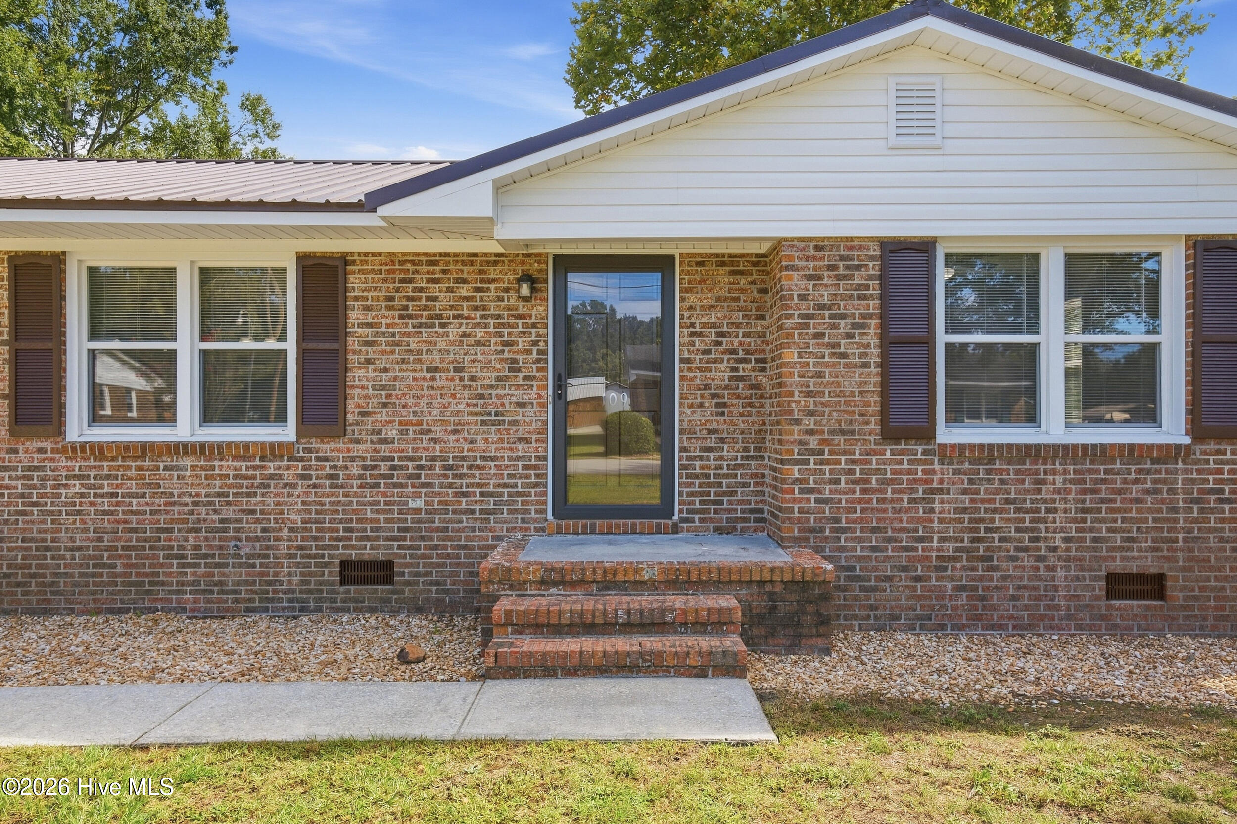 109 E Walnut Street Property Photo 4
