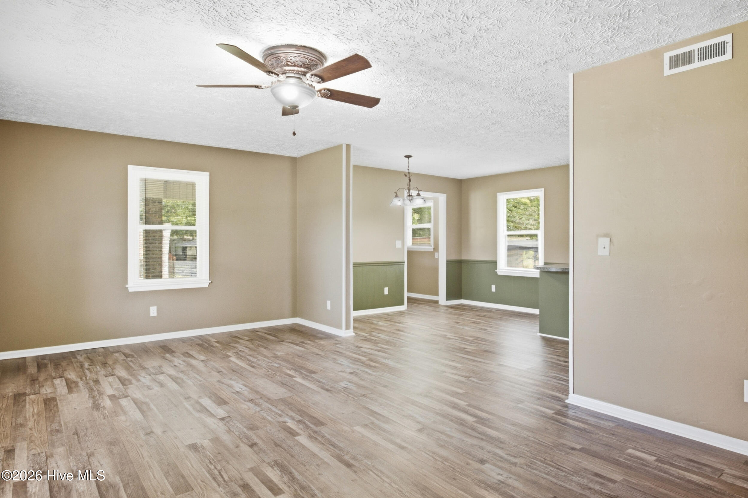 109 E Walnut Street Property Photo 6