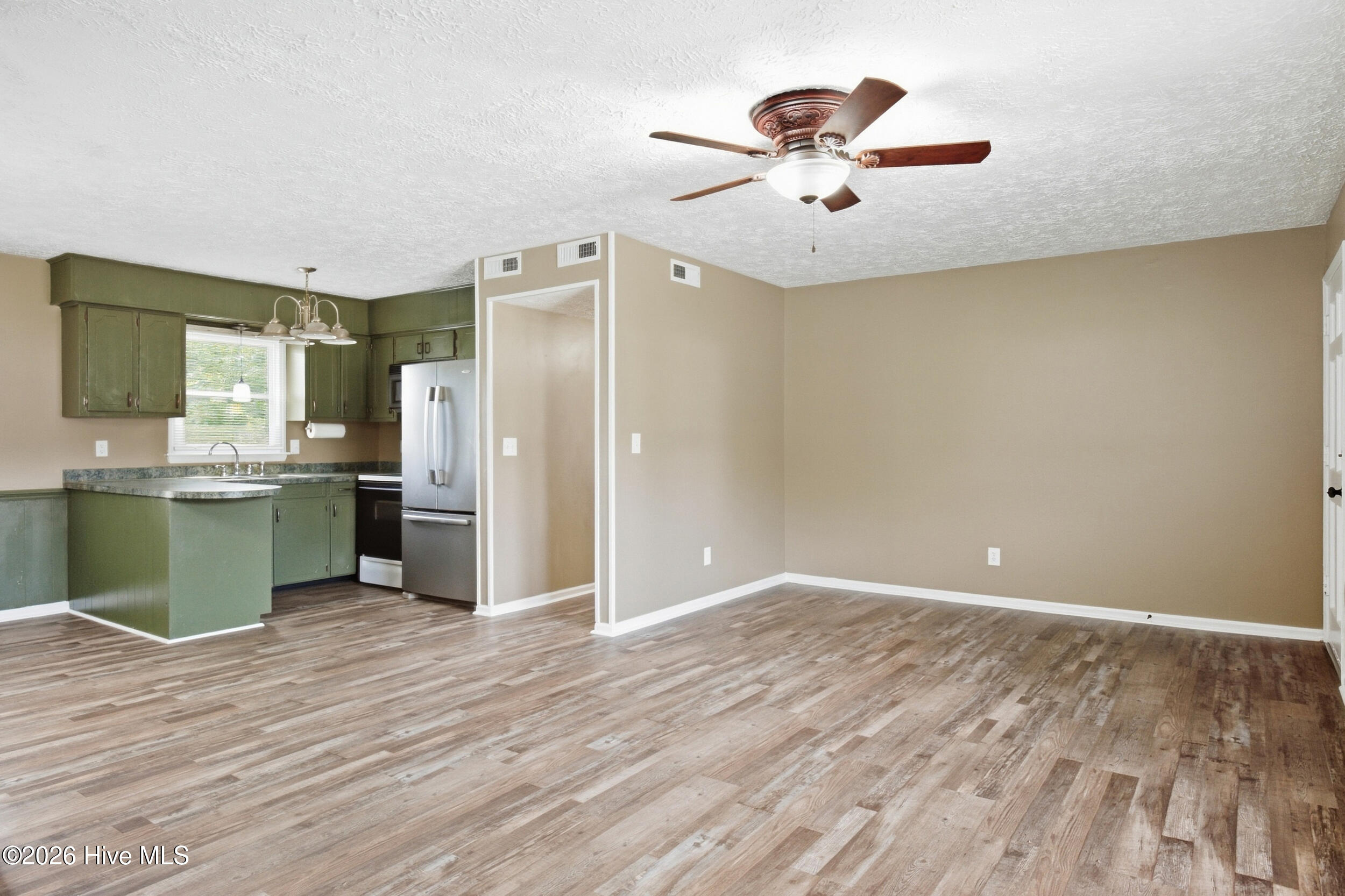 109 E Walnut Street Property Photo 7