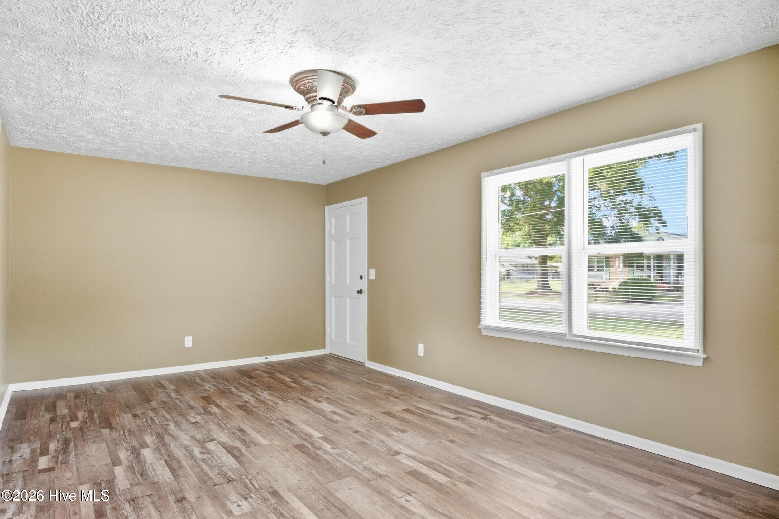 109 E Walnut Street Property Photo 8