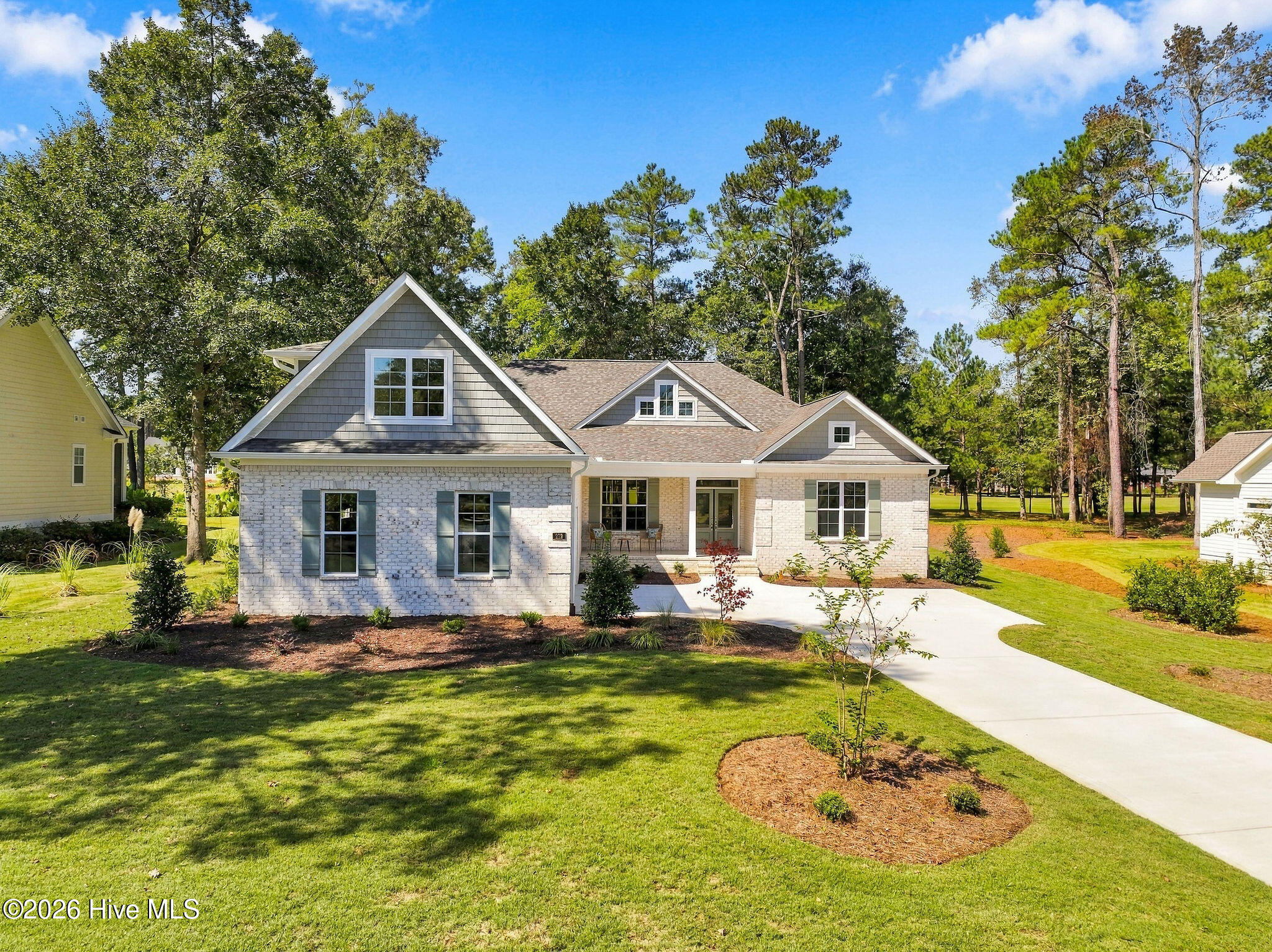212 E Winding Way Property Photo 1