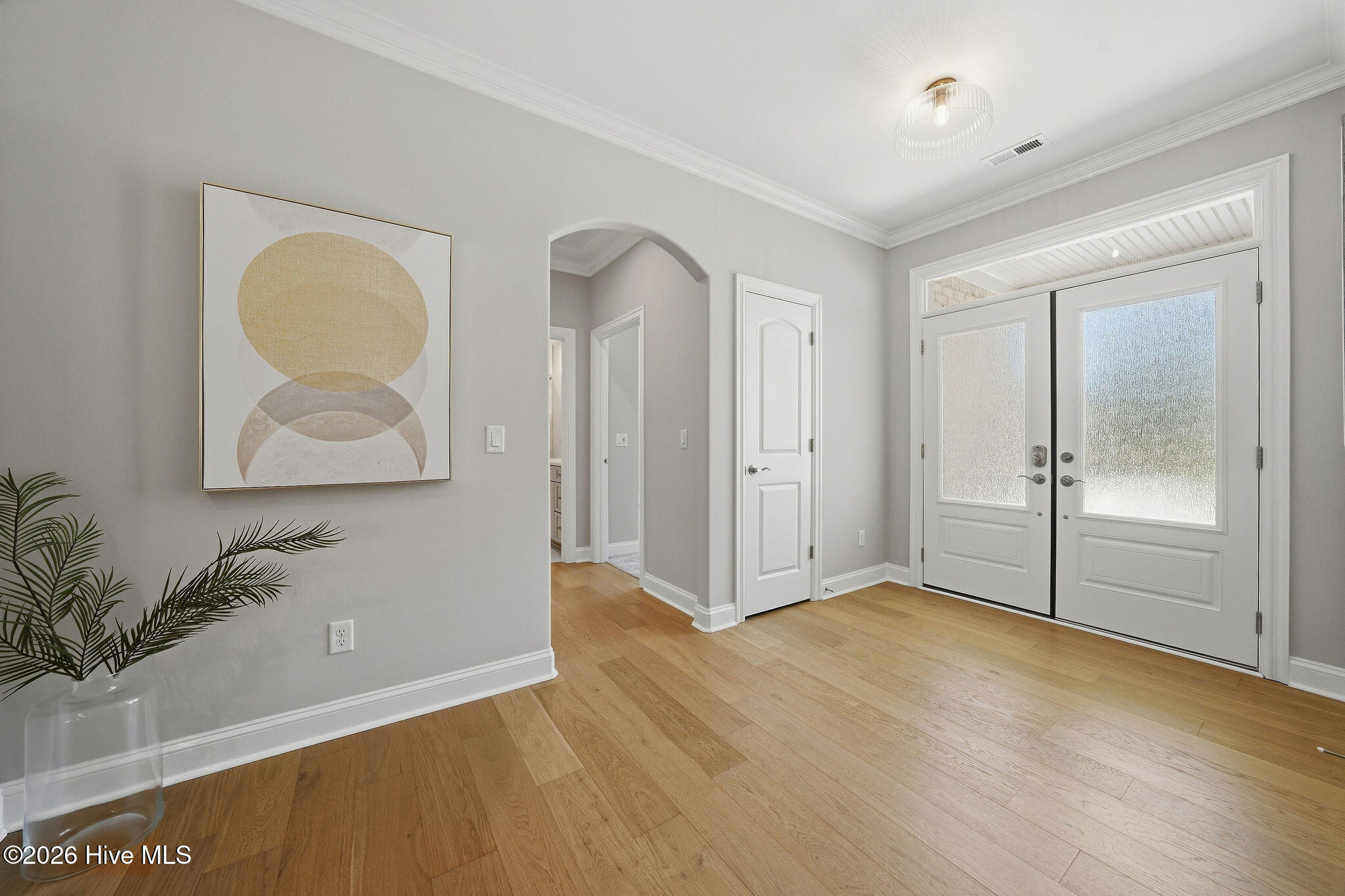 212 E Winding Way Property Photo 4