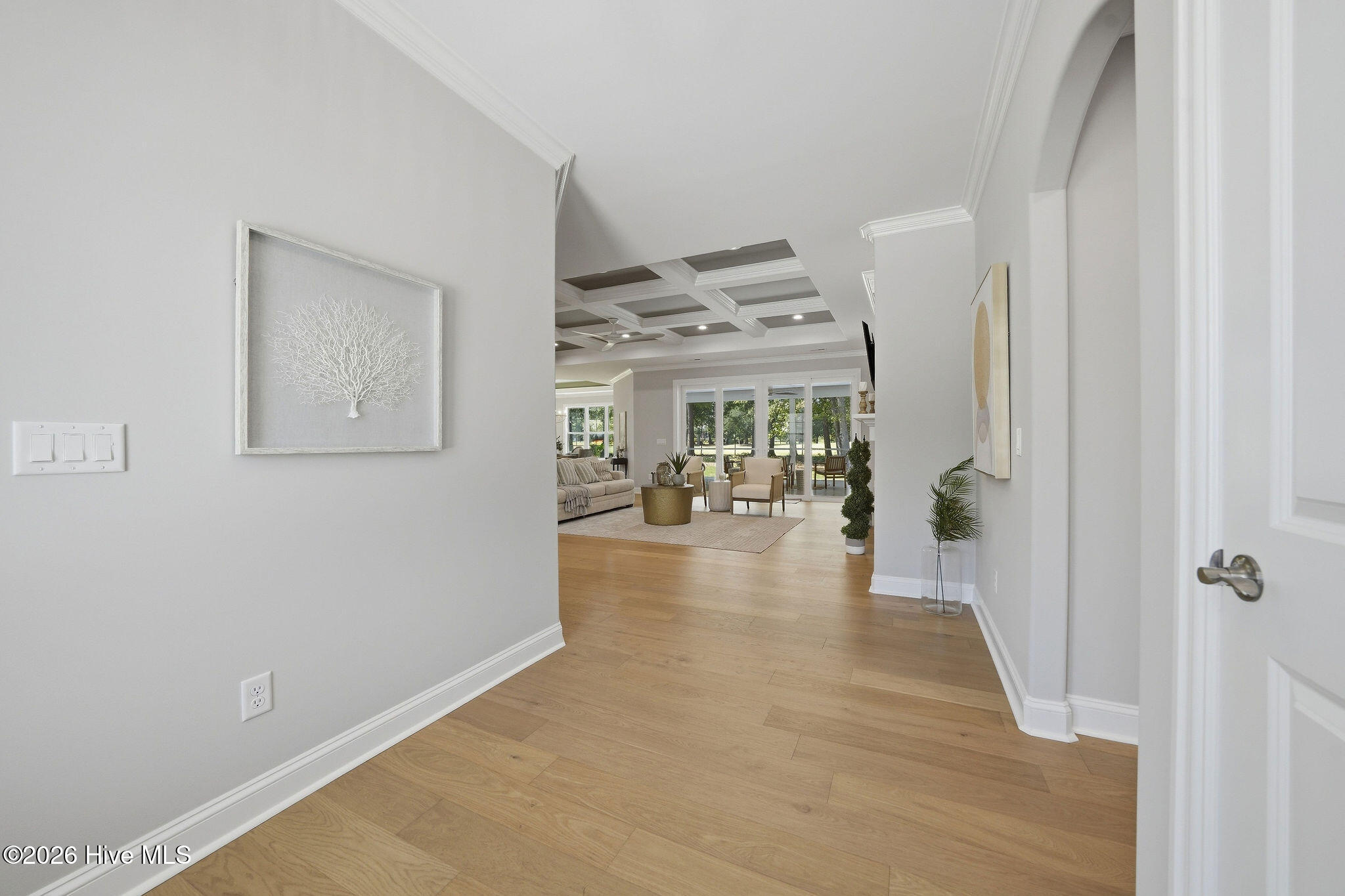 212 E Winding Way Property Photo 5