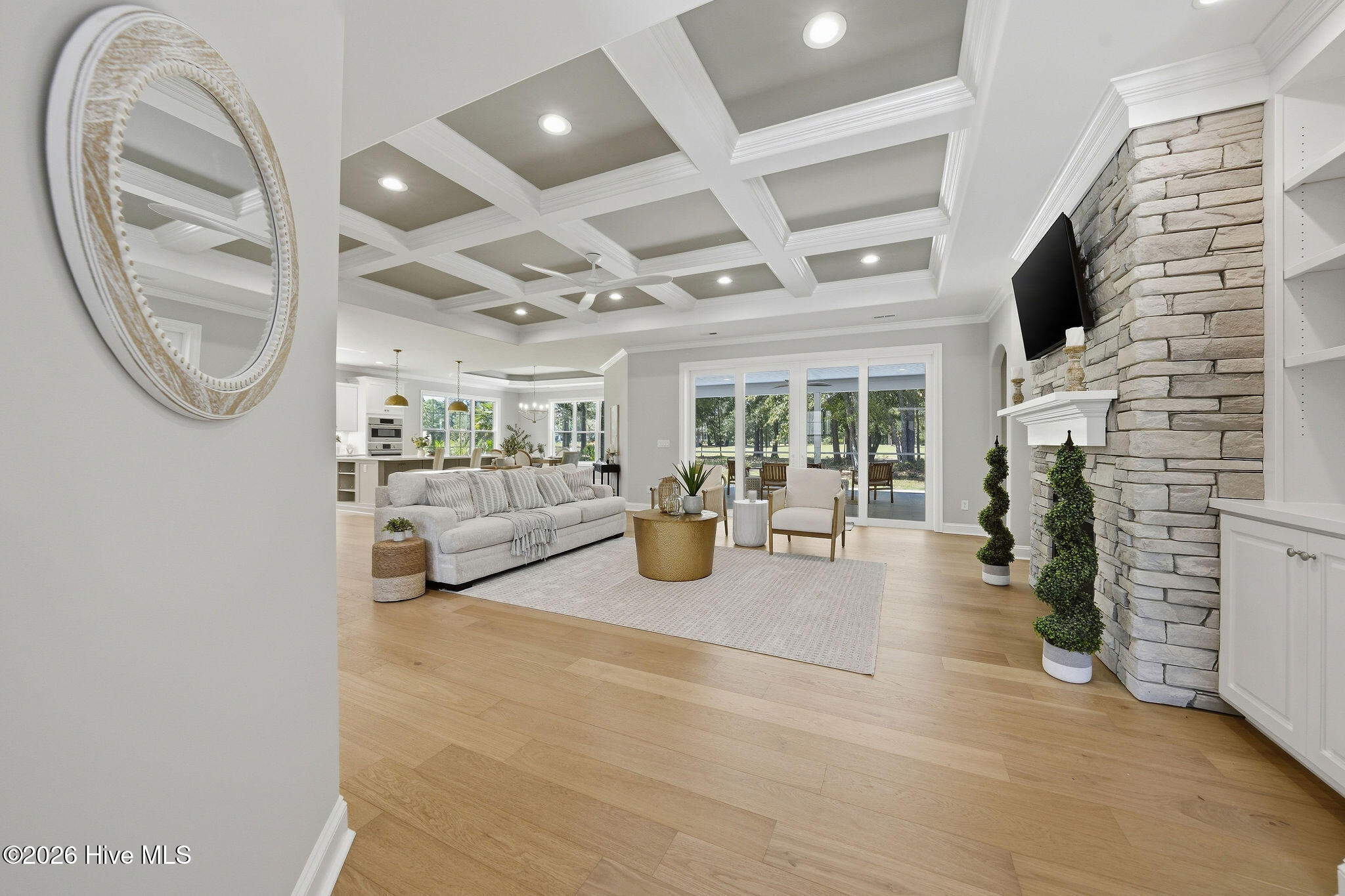 212 E Winding Way Property Photo 6