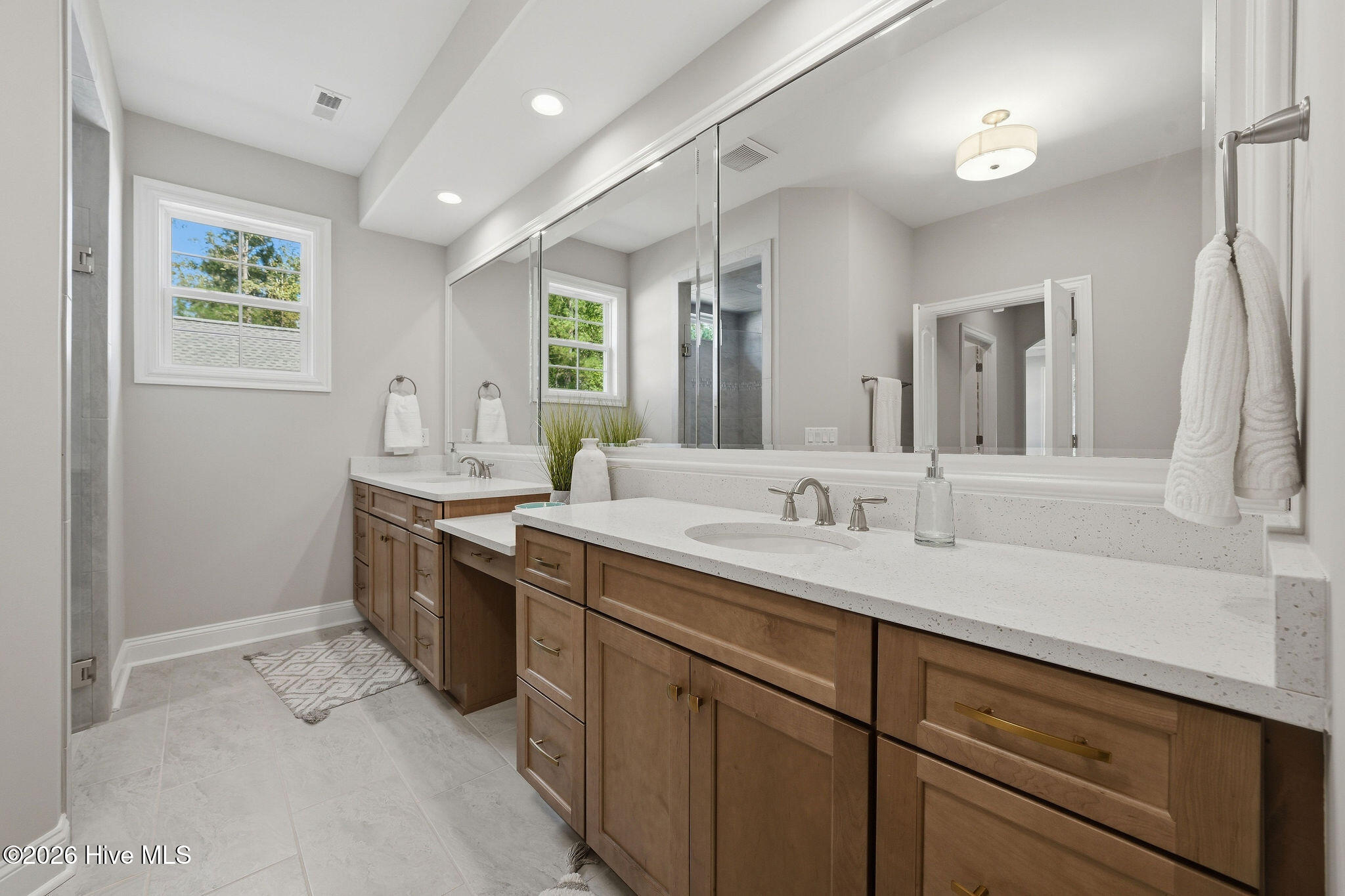 212 E Winding Way Property Photo 32