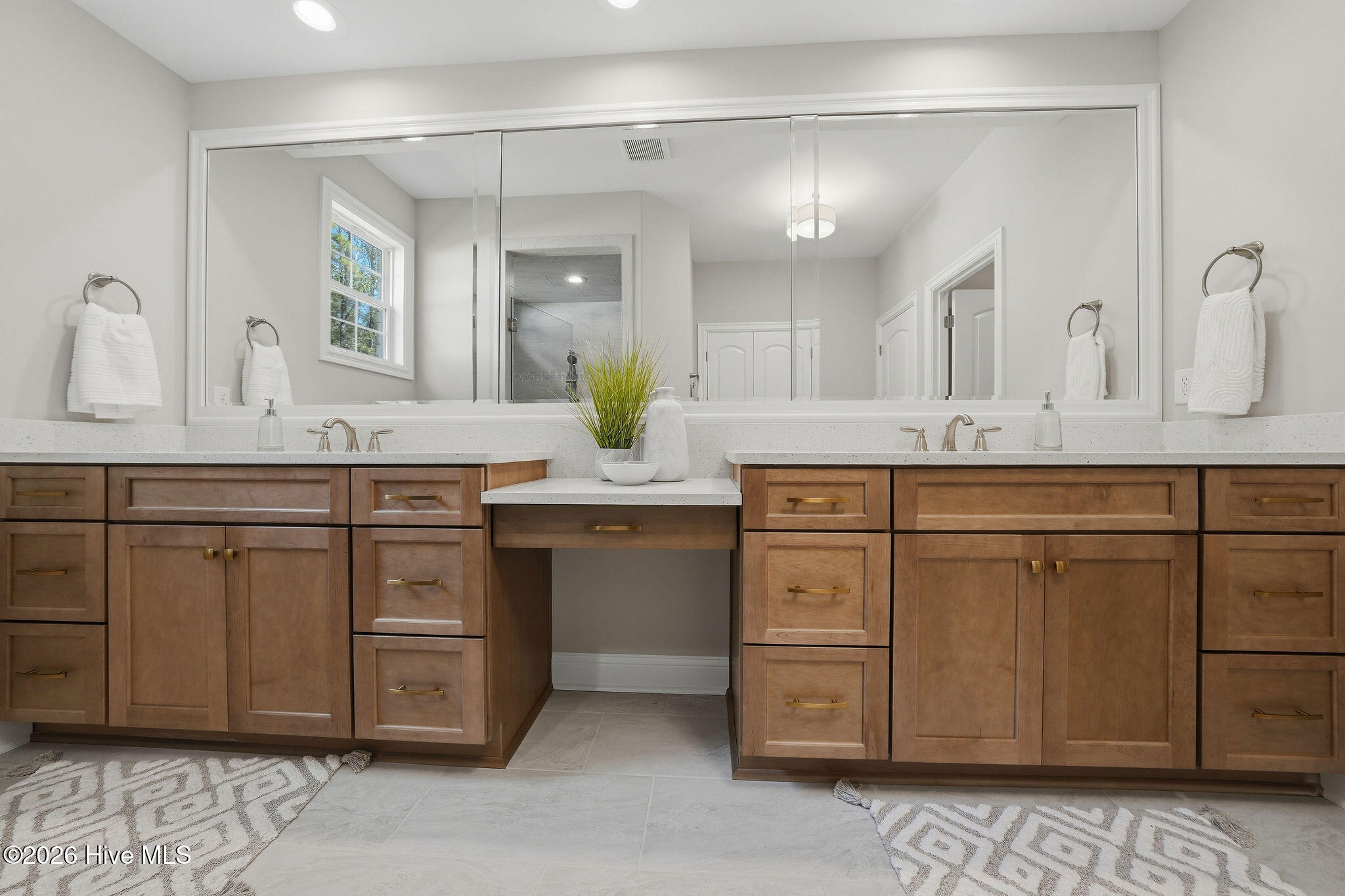 212 E Winding Way Property Photo 33