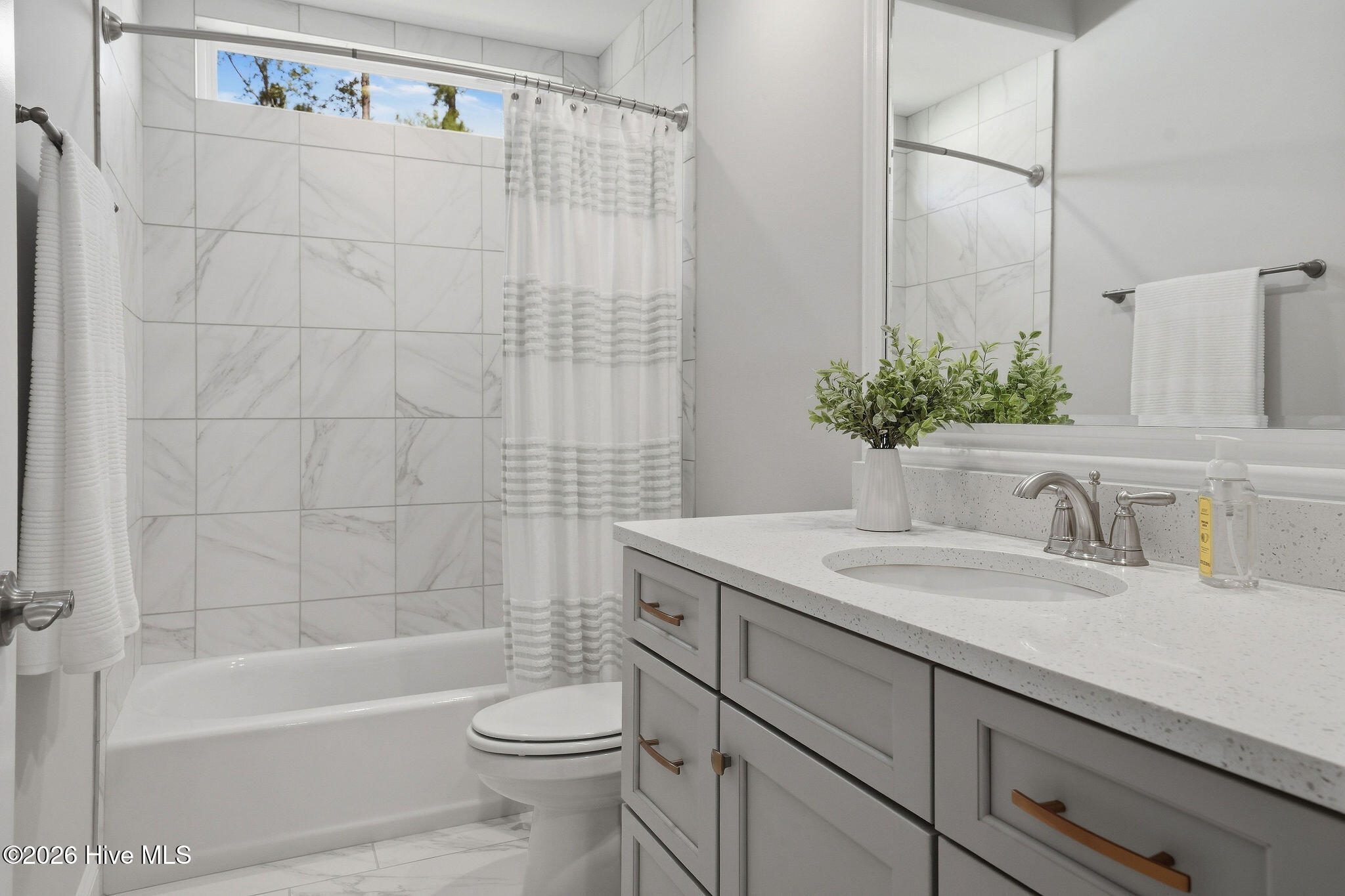 212 E Winding Way Property Photo 44