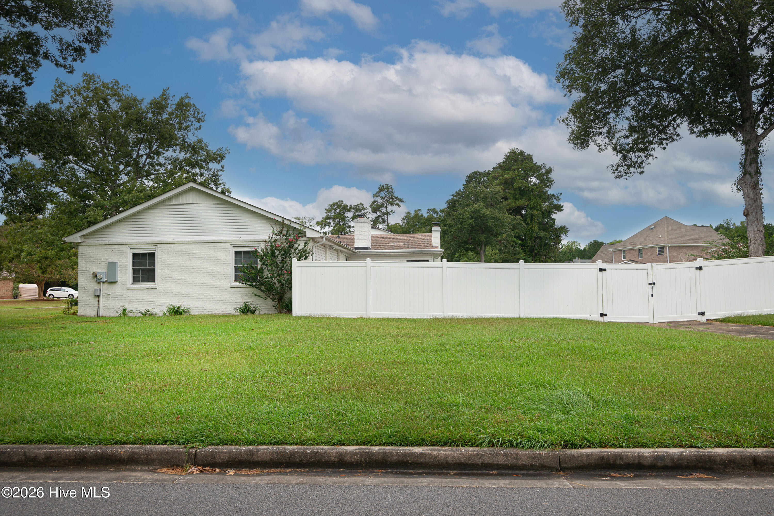 301 King Richard Court Property Photo 4