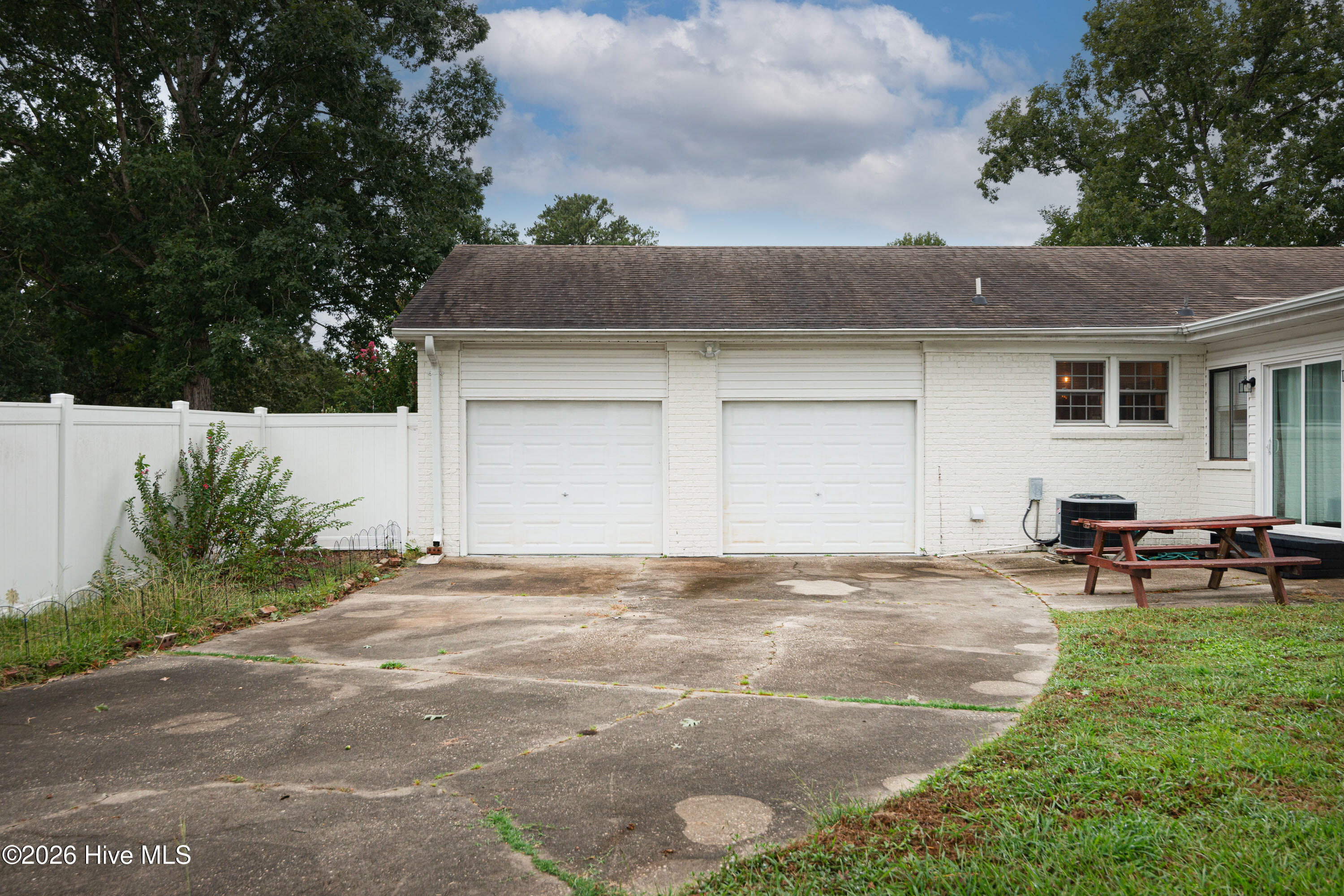 301 King Richard Court Property Photo 5