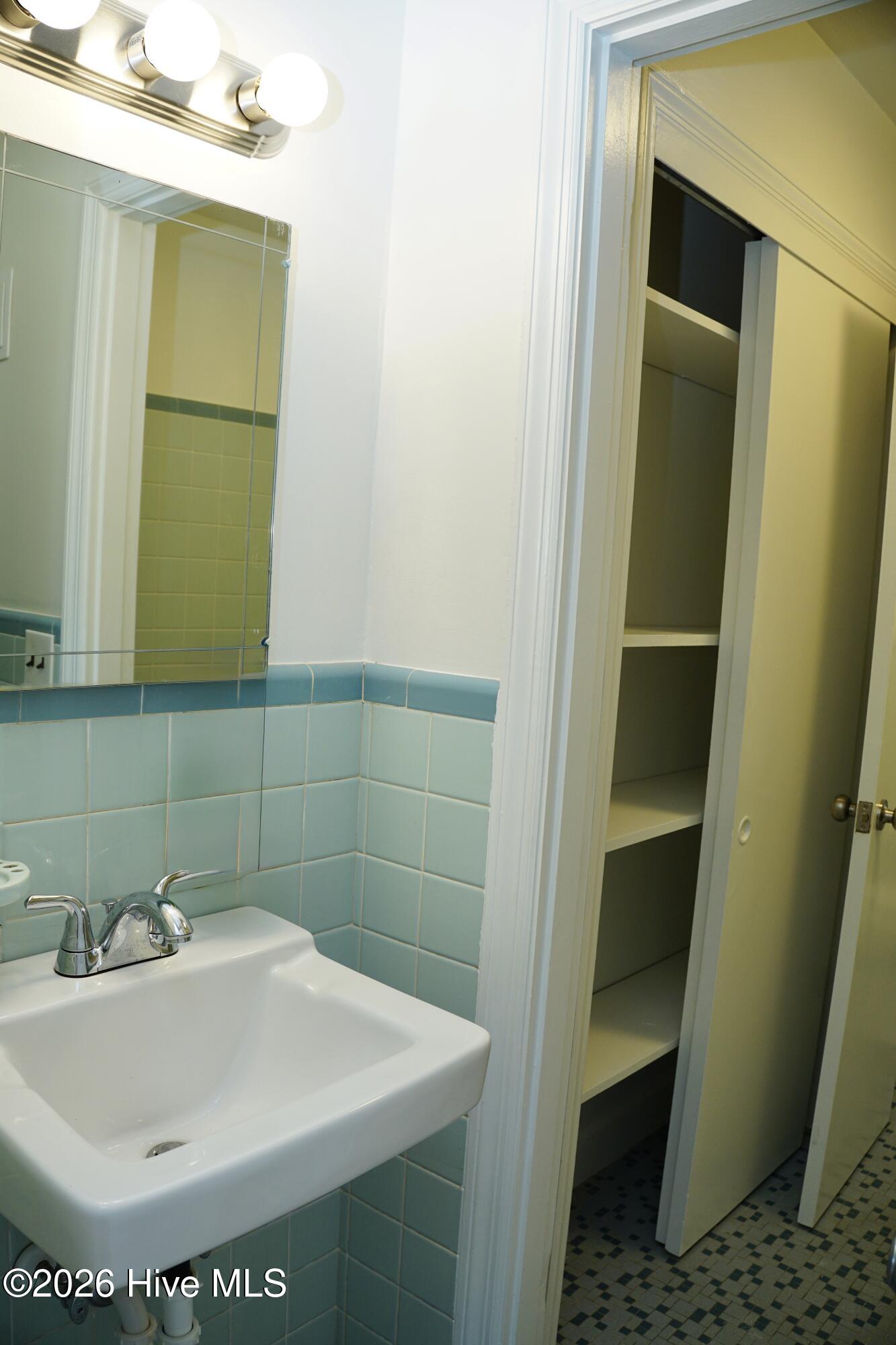 1215 N Respess Street Property Photo 12