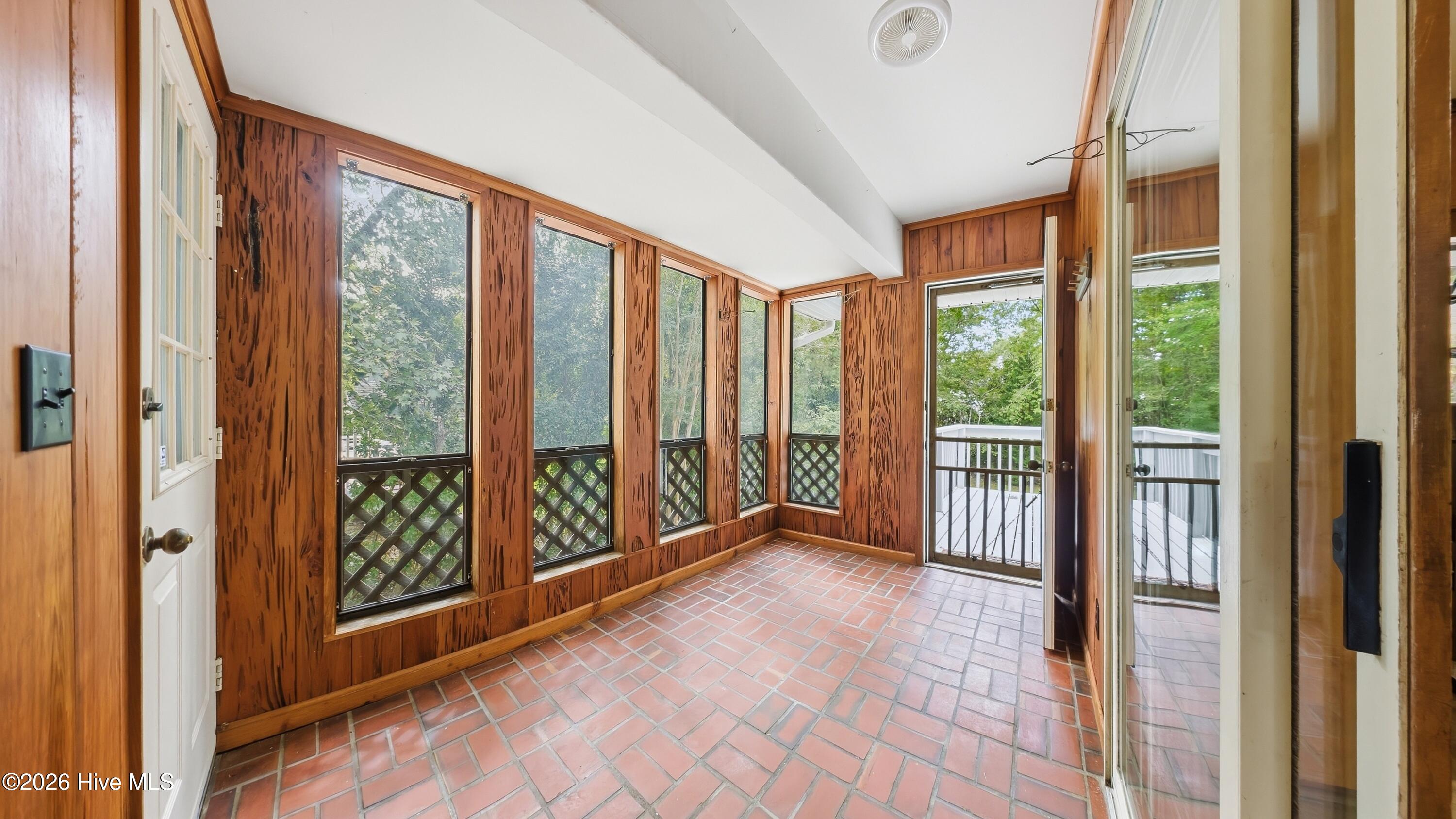 306 Shore Point Drive Property Photo 14