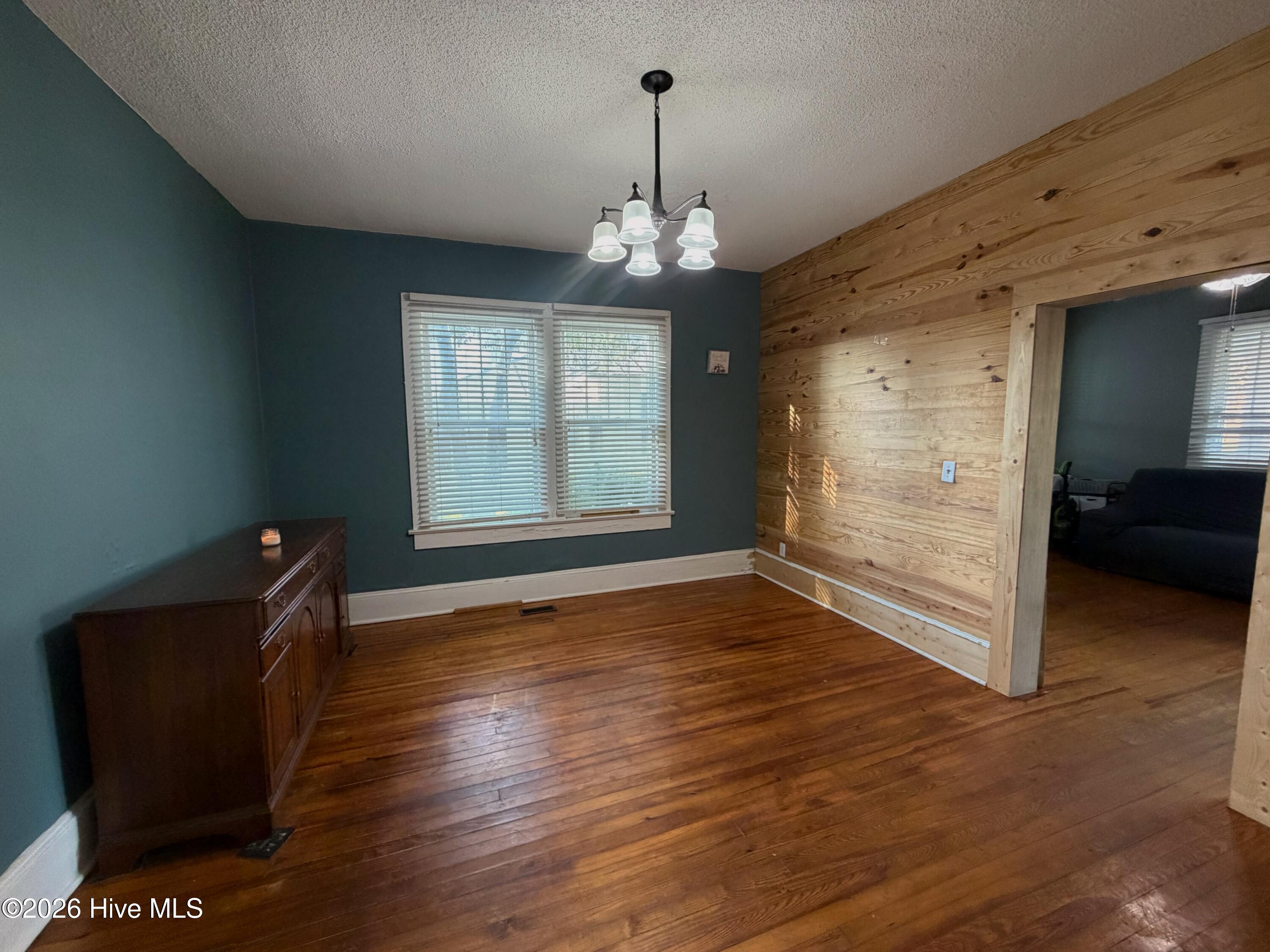 1103 W 5th Street Property Photo 10