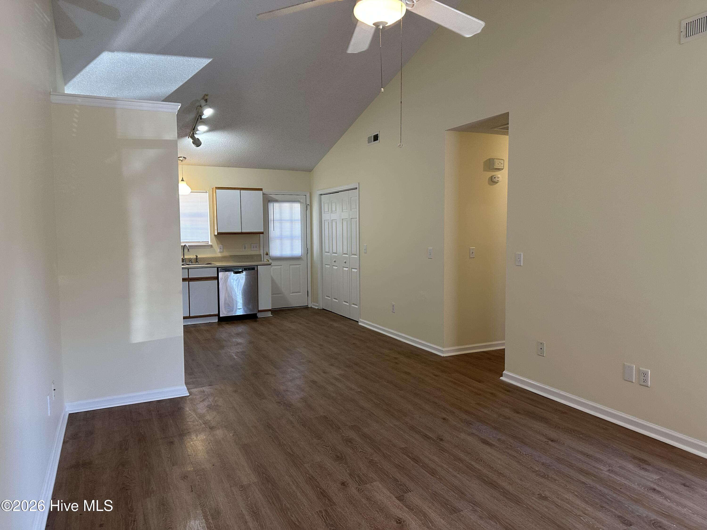 1811 Summerhaven Drive B Property Photo 2