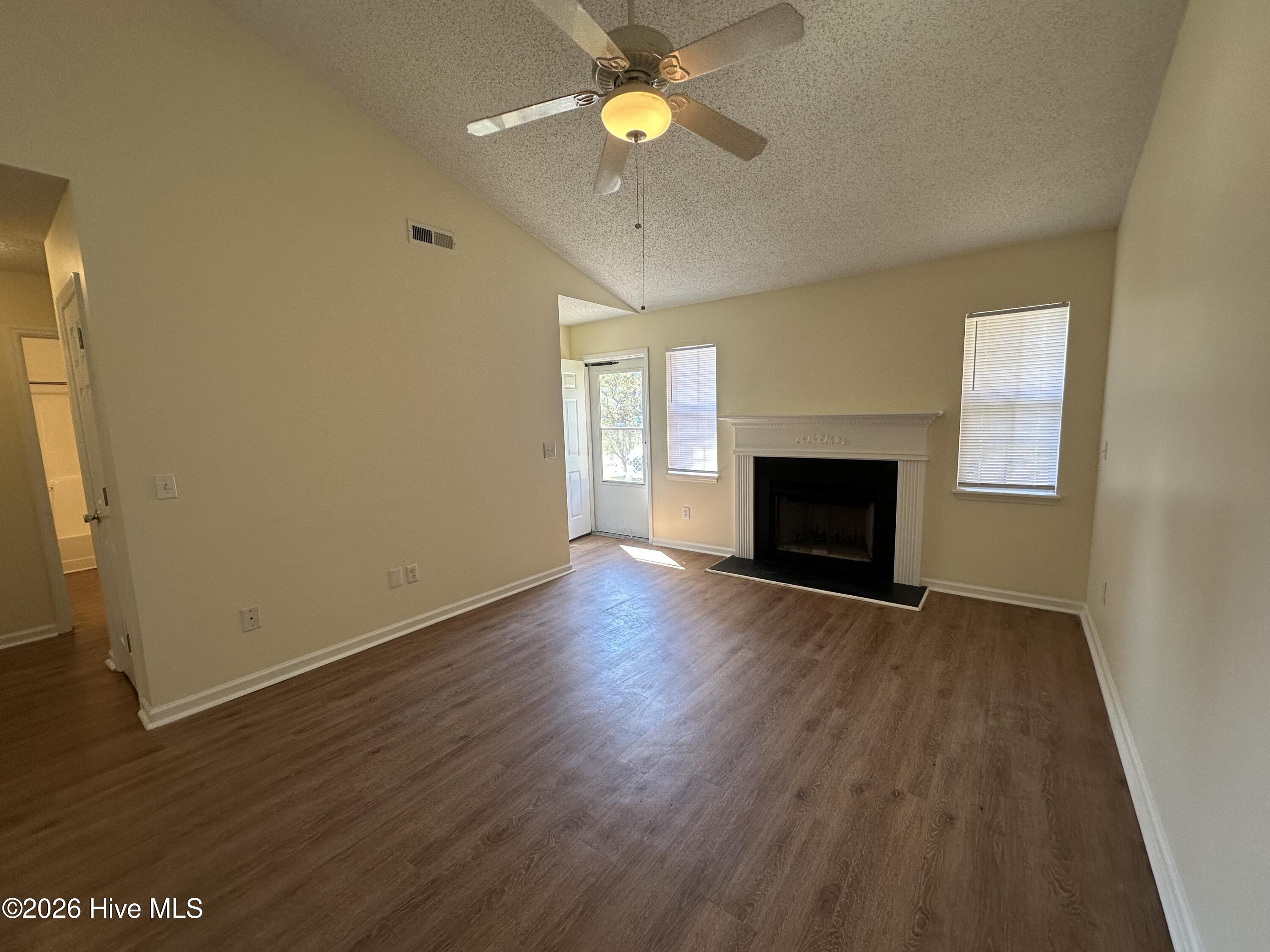 1811 Summerhaven Drive B Property Photo 3