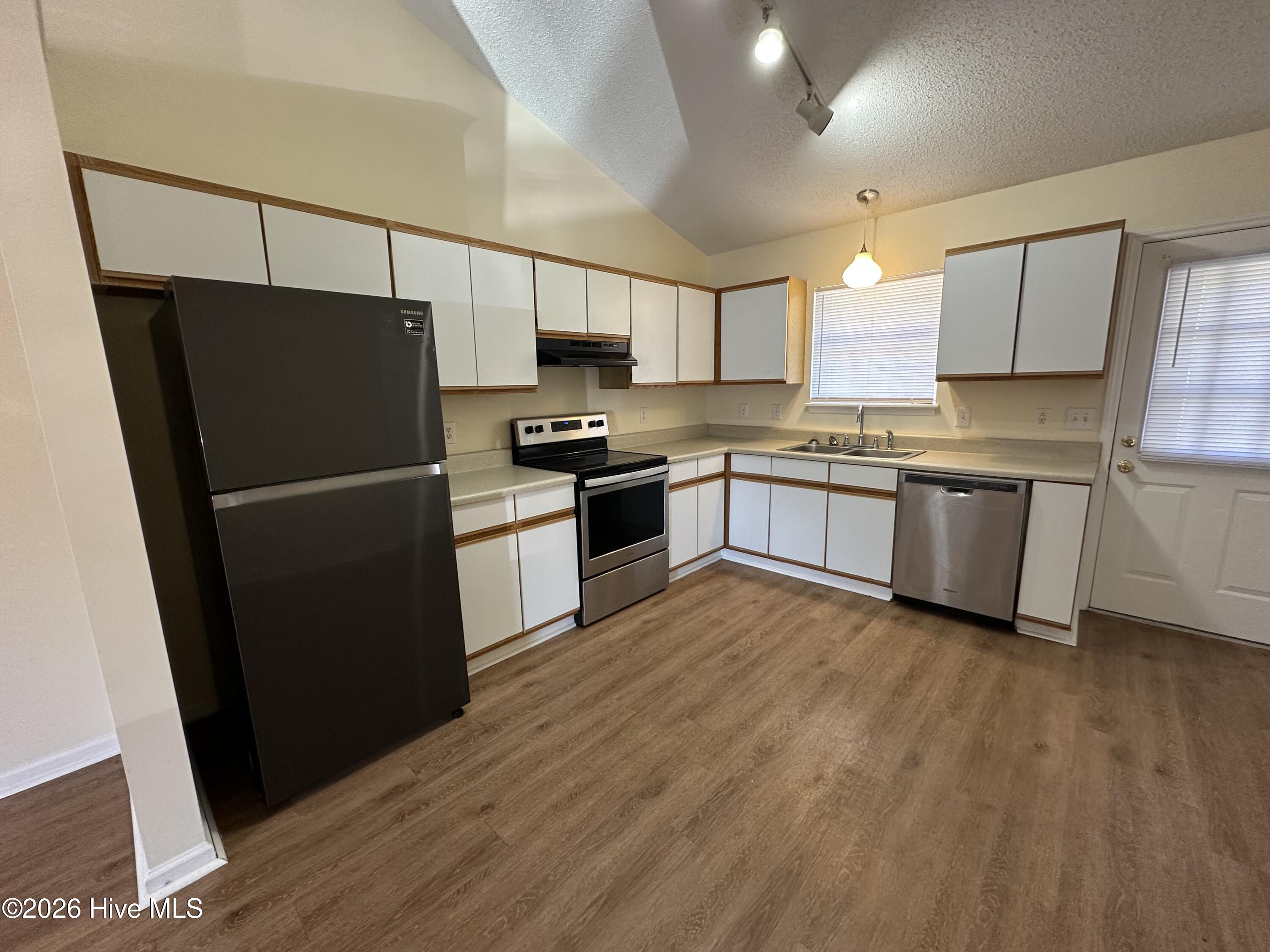 1811 Summerhaven Drive B Property Photo 4