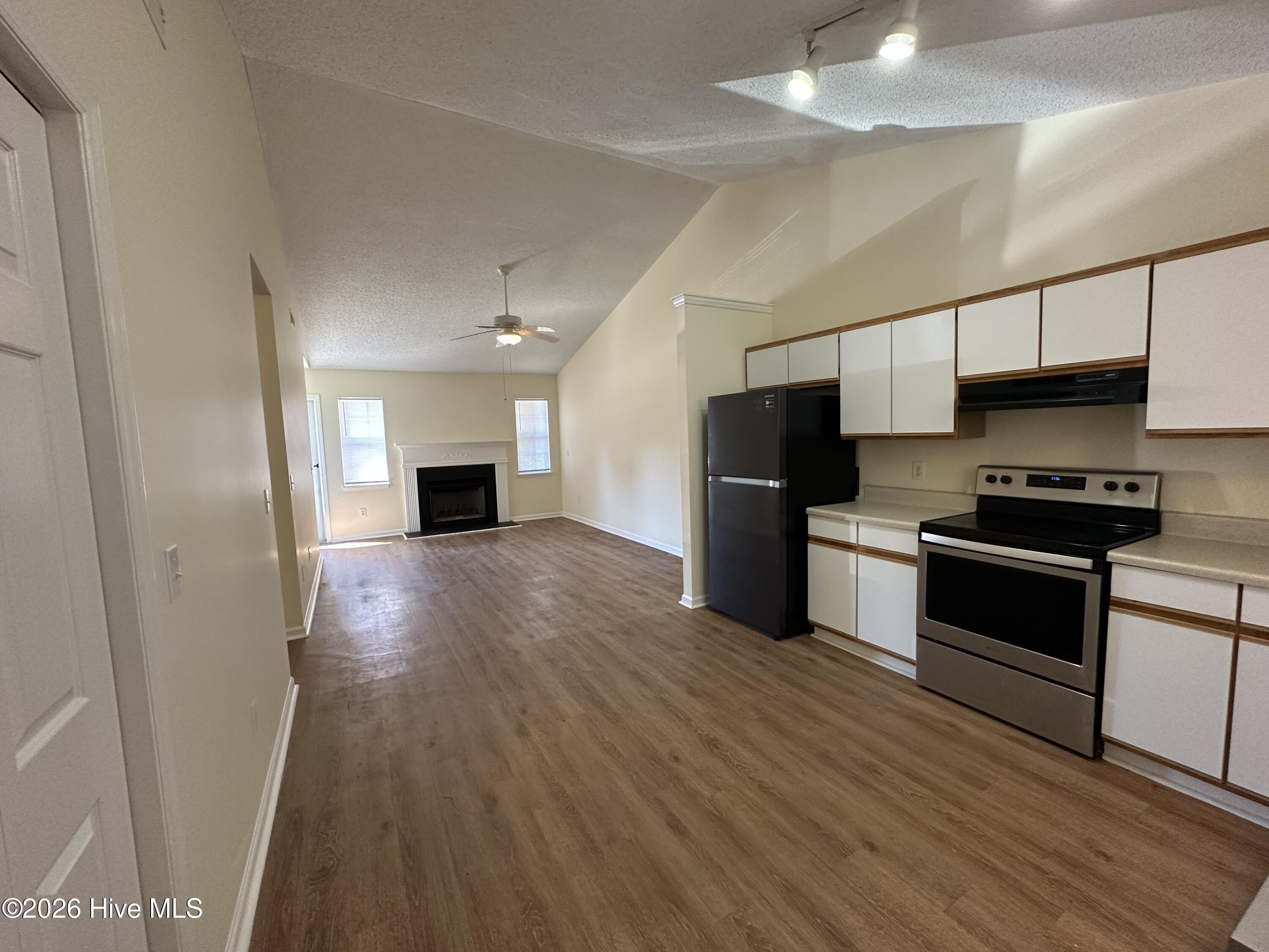 1811 Summerhaven Drive B Property Photo 5