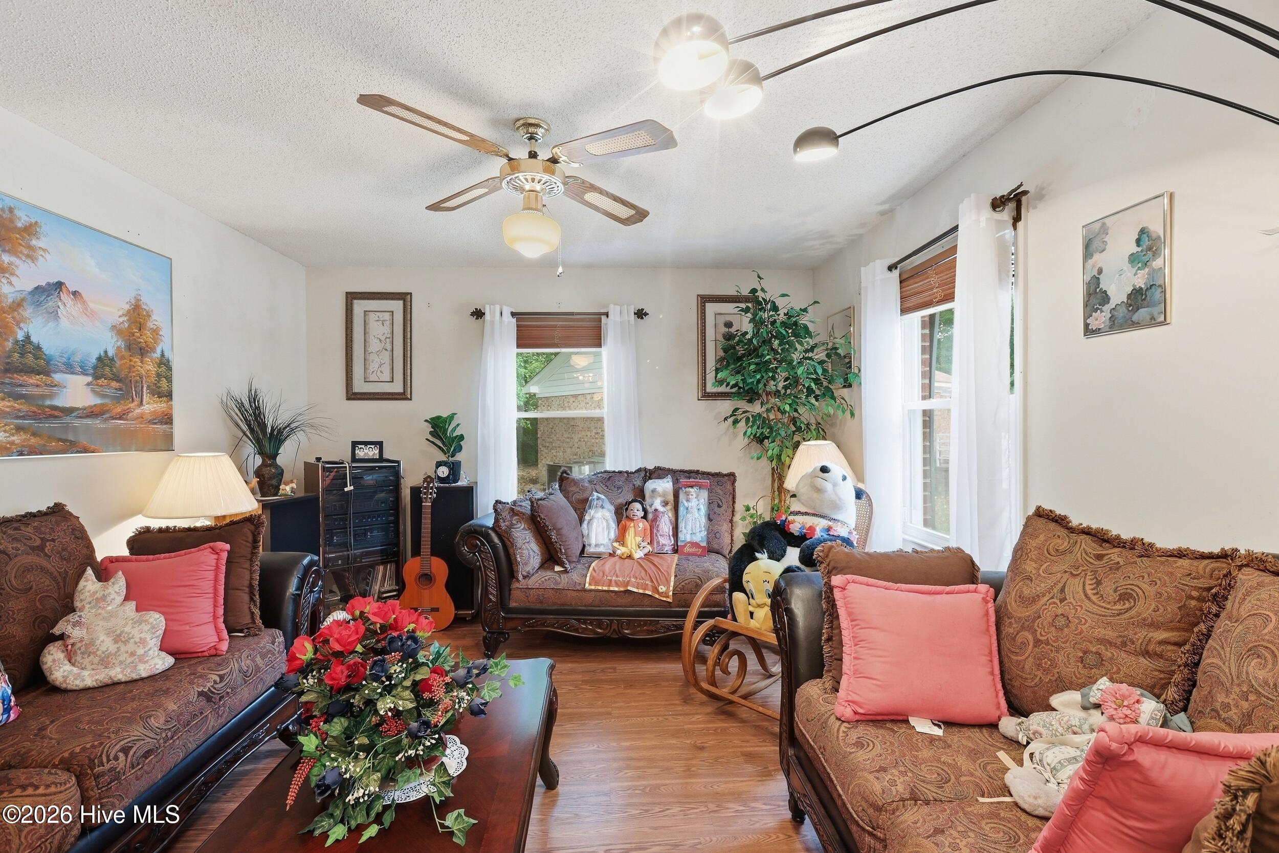 2109 Shamrock Drive E Property Photo 3
