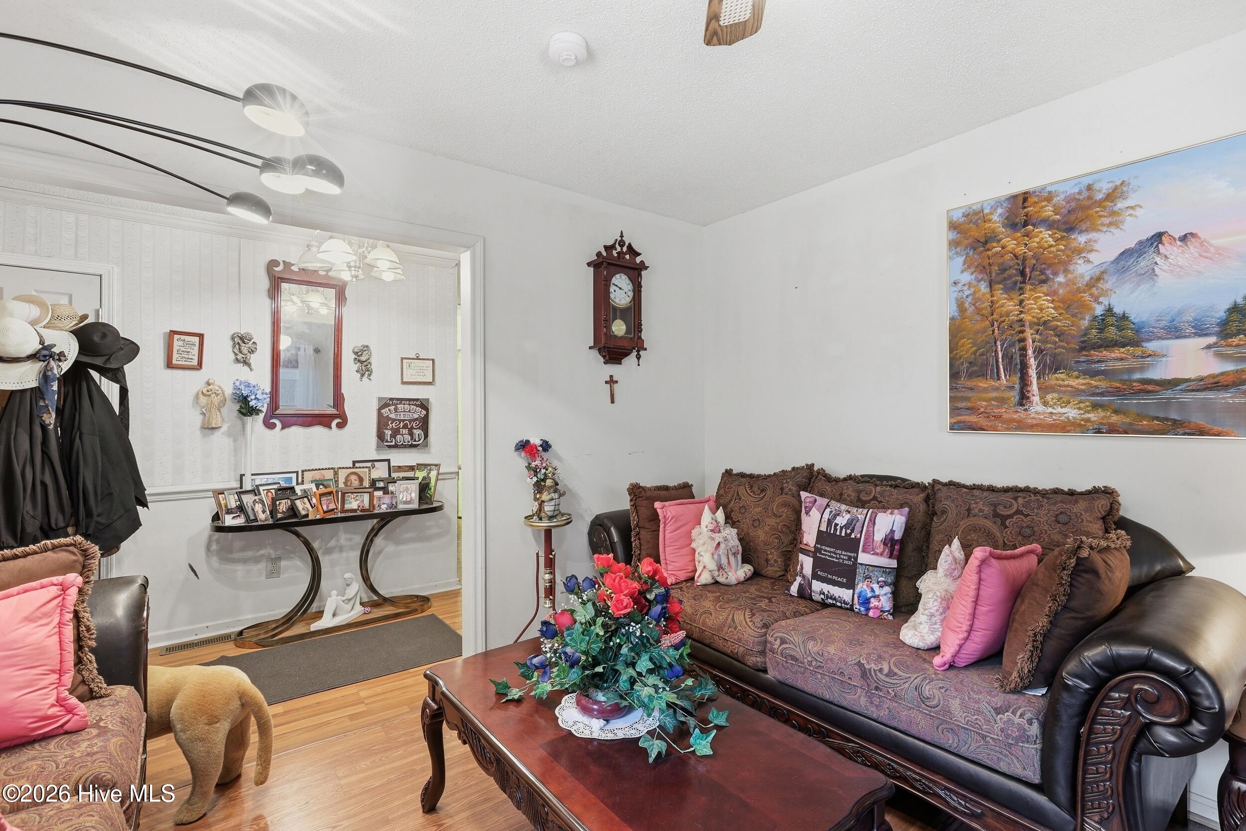 2109 Shamrock Drive E Property Photo 4