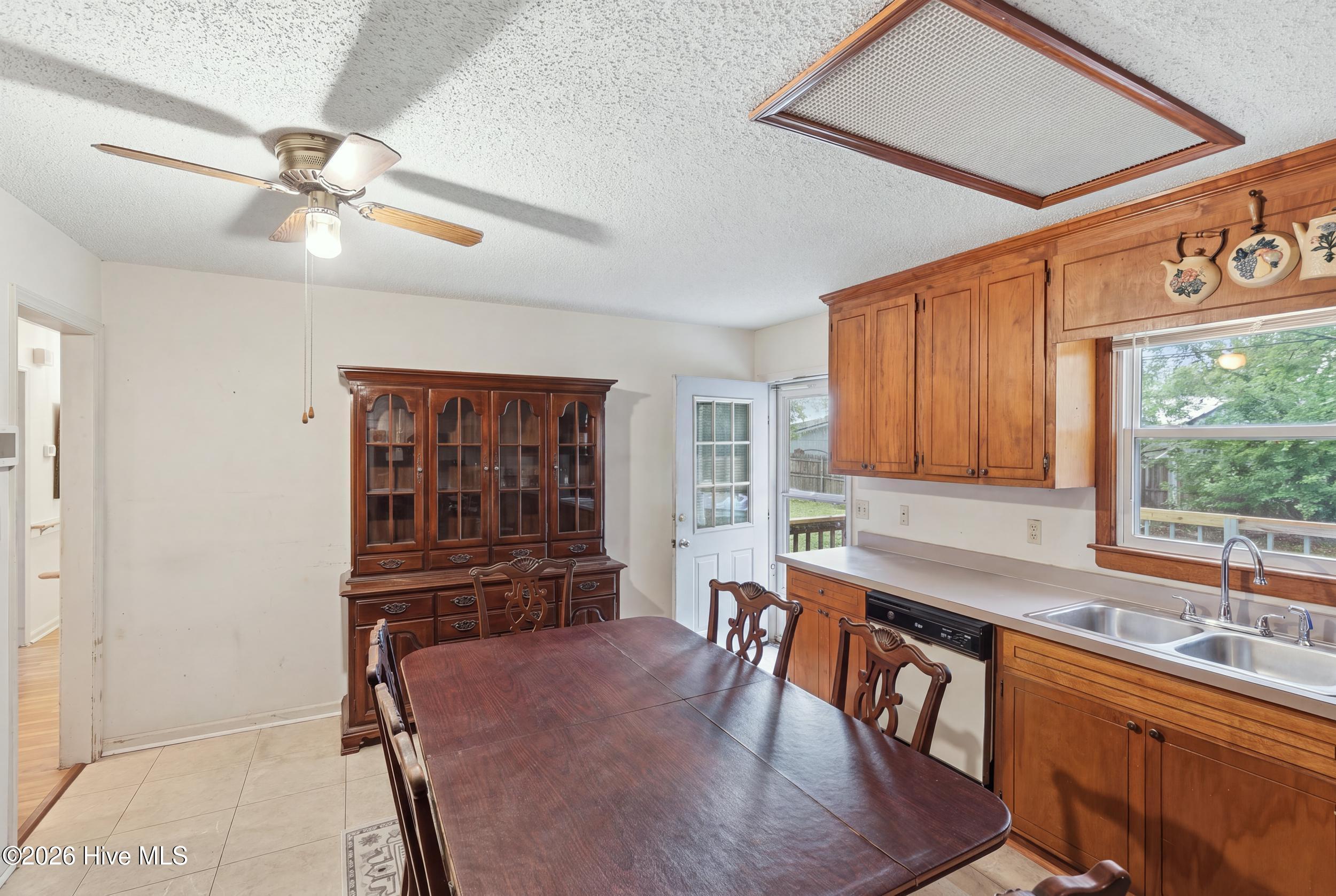 2109 Shamrock Drive E Property Photo 7