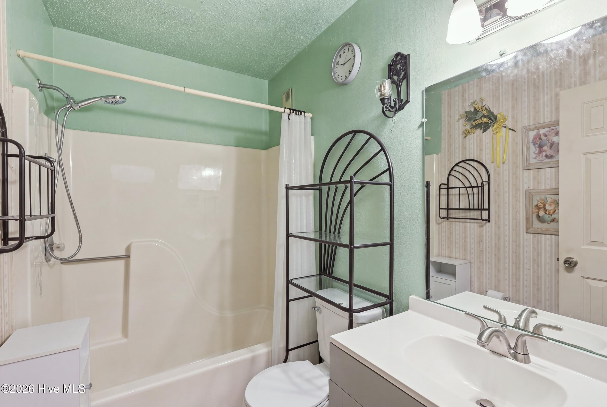 2109 Shamrock Drive E Property Photo 10